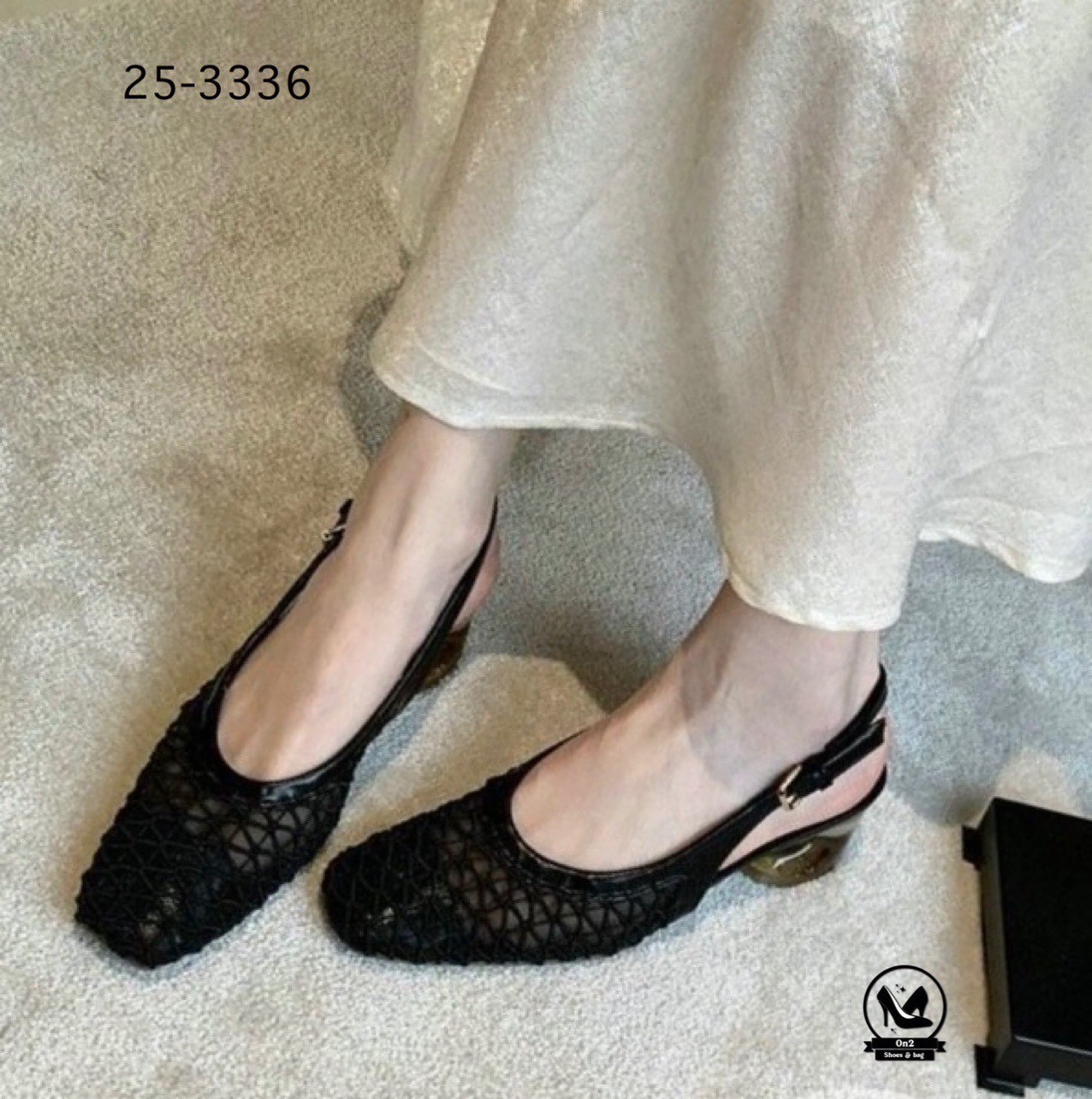 รองเท้าทรงบัลเล่ต์ ส้นสูงรัดส้น สวย หรู ดูดี มีสไตล์ ตอบโจทย์สาว ๆ ที่มองหาความสบายแต่ยังคงความแฟชั่น ด้วยดีไซน์หัวเหลี่ยมและ ส้นแก้วทรงกลม ที่เป็นเอกลักษณ์ ทำให้ดูทันสมัยและโดดเด่นไม่ซ้ำใคร