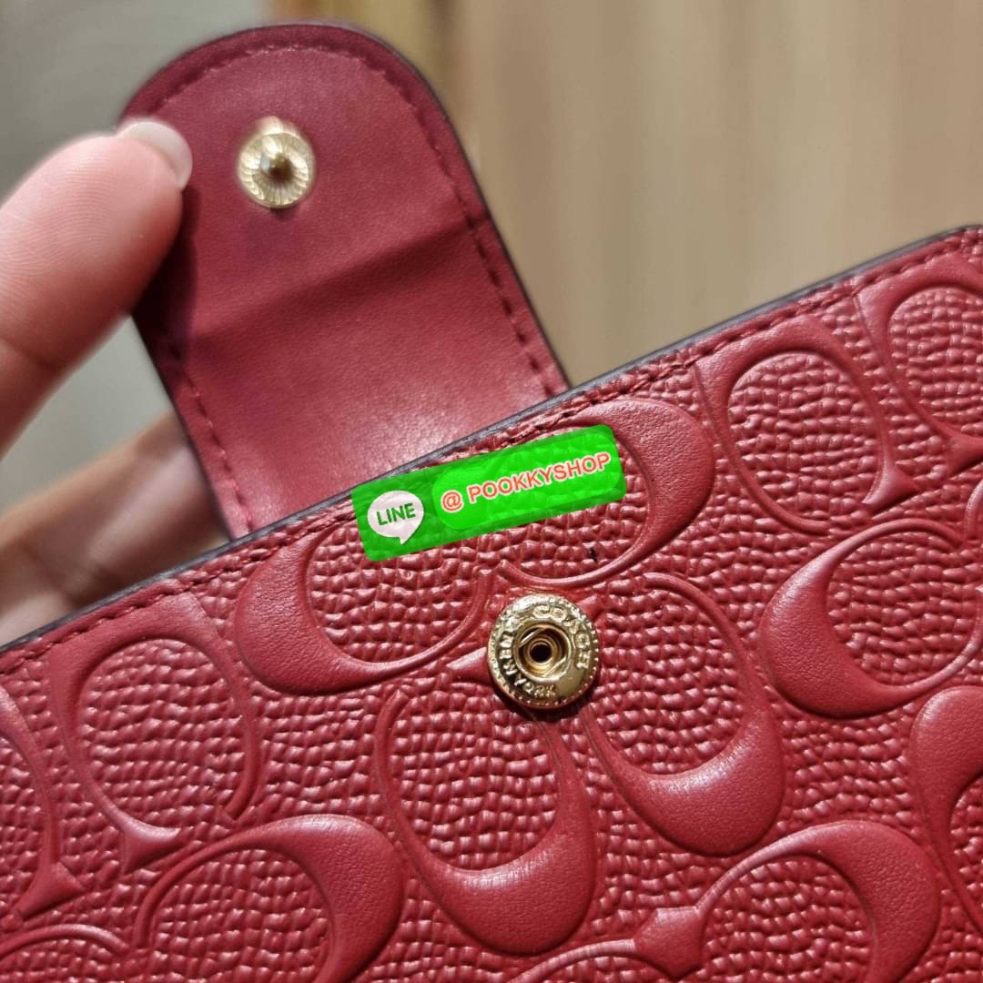COACH C5896 MEDIUM CORNER ZIP WALLET IN SIGNATURE LEATHER คอลเลคชั่นใหม่งานหรู งานดูแพง จัดให้เลย!! กระเป๋าสตางค์ใบกลาง ดีไซน์ใหม่ สุดหรู แค่เห็นก็ต้องเลิฟ ถือใช้ขับผิวทุกสี วัสดุหนังแท้ปั๊มลายนูนสวยคม ภายในมีช่องใส่บัตร ใส่ธนบัตรได้ครบ และมีช่องซิปแยก ใบ