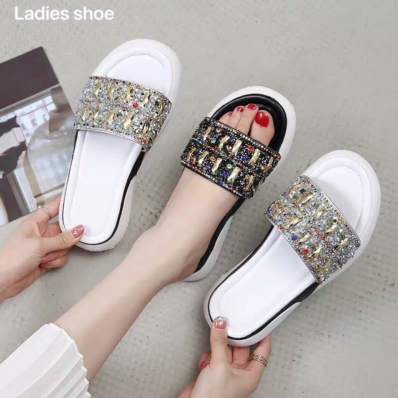 รองเท้าแตะชั่นนำเข้าสไตล์เกาหลี วัสดุพื้PU นุ่มน้ำหนักเบา ทรงสวมหนังแต่งอะไหล่วิ้งๆ ใส่ลำลองสบายๆขับผิวแมทง่าย