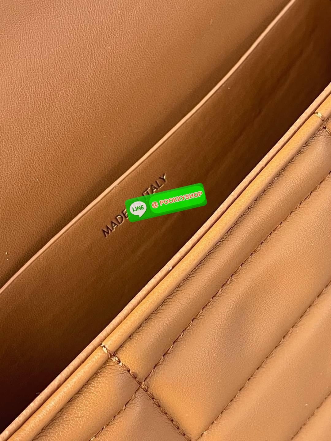 CELINE CHAIN SHOULDER BAG MATELASSE MONOCHROME กระเป๋าเทรนด์กระเป๋าสุดฮอตแต่ยังคงความคลาสสิก รุ่น Matelasse Monochrome ล่าสุดของ Celine ด้วยดีไซน์กระเป๋าที่หรูหราและแมทช์กับการแต่งตัวง่าย จึงครองใจสาว ๆ ได้ไม่ยาก โดยเป็นกระเป๋าสะพายไหล่ที่อัดแน่นด้วยกลิ่น