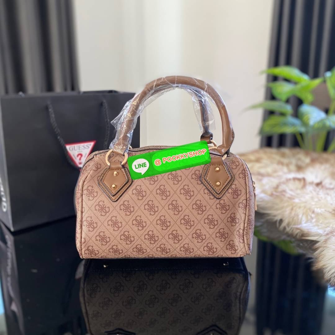 GUESS JENSEN BOX SATCHEL กระเป๋าทรงหมอน ประดับพวงกุญแจโลโก้แบรนด์ด้านหน้ากระเป๋า มีหมุดรองฐานตั้งอยู่ทรง มาพร้อมกับสายสะพายยาวปรับระดับได้ ภายในซับในตราแบรนด์อย่างดี รุ่นนี้สวยงามมากค่ะ สินค้าถ่ายจากงานจริง ใครได้ไปรับรองไม่ผิดหวัง❤️