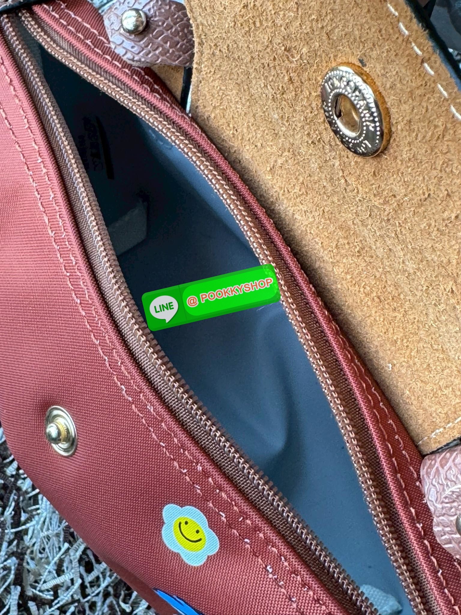 LONGCHAMP LE PLIAGE ORIGINAL X Labubu Pouch with handle เป็นการร่วมงานกัระหว่างแบรนด์ และยังกระเป๋าถือขนาดมินิทรงpouch ที่ด้านหน้ามีลวดลายน้องลาบูบู้ในแบบต่างๆ เปิดปิดระบบสองชั้น ได้ว่าของด้านในมีความปลอดภัย เหมาะอย่างยิ่งสำหรับสาวๆที่ชอบกระเป๋าขนาดมินิไซ