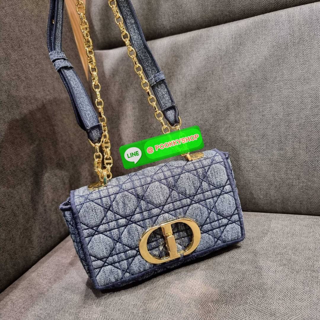 NEW IN CD SMALL CARO SHOULDER BAG กระเป๋าสะพายข้างพรีเมี่ยมกิ๊ฟทรงสวย ดีไซน์ย้อนยุค ที่รอบนี้โดดเด่นเป็นเอกลักษณ์มากๆ ดีไซน์สีเดนิมคลาสสิค เปิด-ปิดด้วยอะไหล่บิดล็อค หรูหรา ใช้งานง่าย วัสดุผ้าเดนิมทนทาน ภายในเป็นช่องโล่ง มีช่องย่อย ด้านหลังก็ยังมีช่องใส่บั