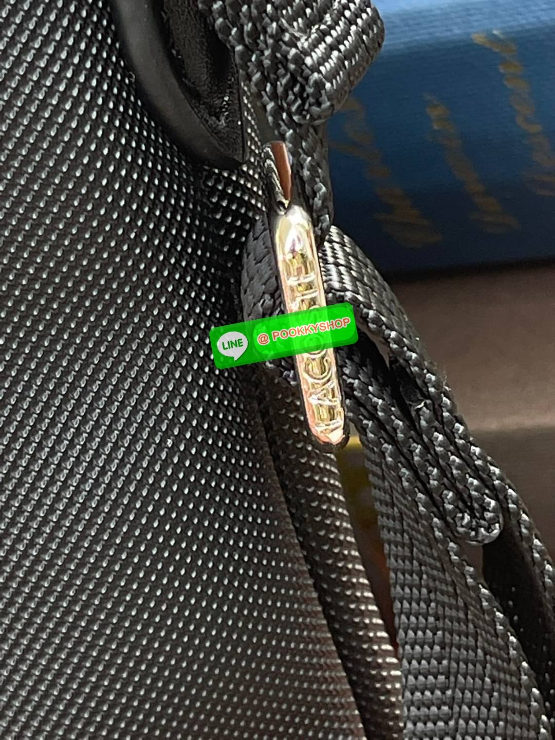 ลาคอส Women's L.12.12 Concept Petit Piqué Zip Tote กระเป๋าสะพายข้างทรง mini tote วัสดุ pvc100% เปิดปิดด้วยซิปเดียวด้านบนสะดวกใช้งาน ใส่มือถือได้ทุกรุ่น ด้านหน้ามีดีเทลโลโก้ปักดูโดดเด่น สายของกระเป๋ารุ่นนี้สามารถปรับความยาวได้ฟรีไซส์ เลือกสะพายได้ ไ