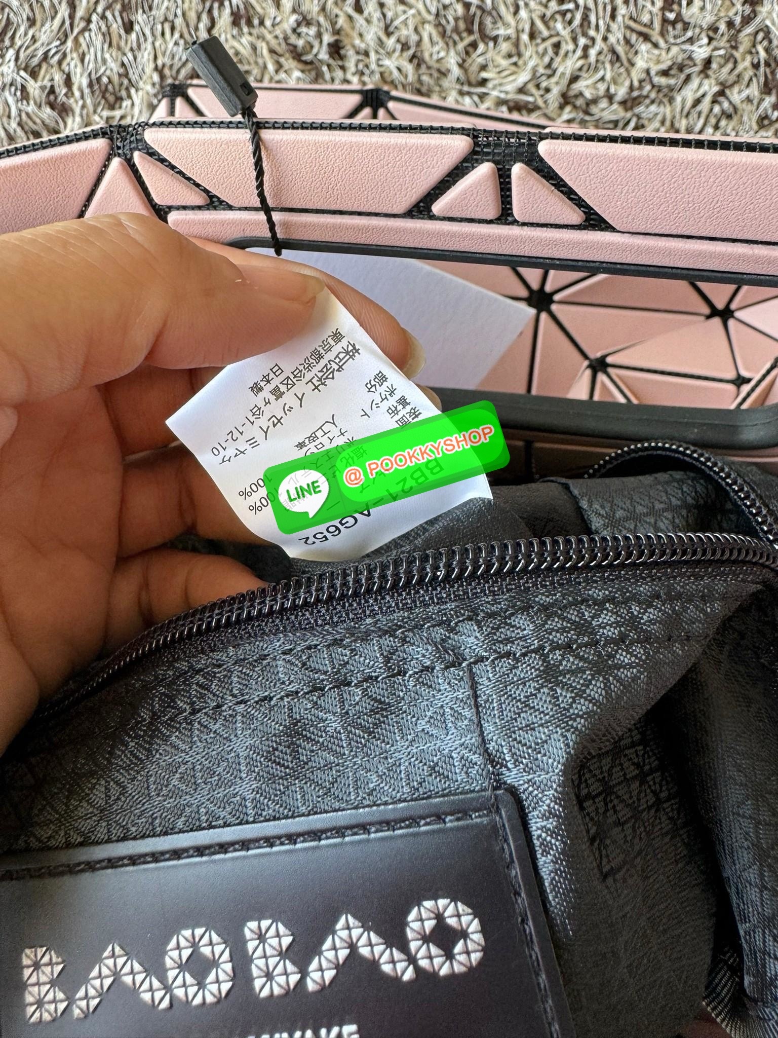 Baobao Issey Miyake large Bocca matte-finish tote bag BOCCA MATTE เป็นกระเป๋าถือรูปแบบใหม่ที่มีด้ามจับด้านในที่ช่วยให้กระเป๋าวางอยู่บนแขนหรือข้อมือได้อย่างนุ่มนวล เป็นกระเป๋าถือขนาดใหญ่นี้มีกระเป๋าด้านในพร้อมซิปที่ช่วยให้จัดเก็บได้อย่างปลอดภัย สามารถใส่แล