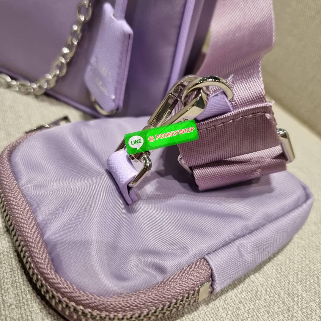 PRADA RE-EDITION 2005 RE-NYLON SHOULDER BAG ไอเท็มสุดปัง ที่ฮิตตลอดกาลไม่ว่าจะปีไหนๆ จัดให้ครบทั้งสีขายดีและสีใหม่ล่าสุด ที่สายคุณหนูห้ามพลาด!! กับกระเป๋าสะพายทรงคลาสสิค เหมาะเป็น everyday bag มากๆ วัสดุผ้าไนล่อนคุณภาพ พร้อมใบลูก ไว้ใส่เหรียญ ใส่กุญแจได้ส