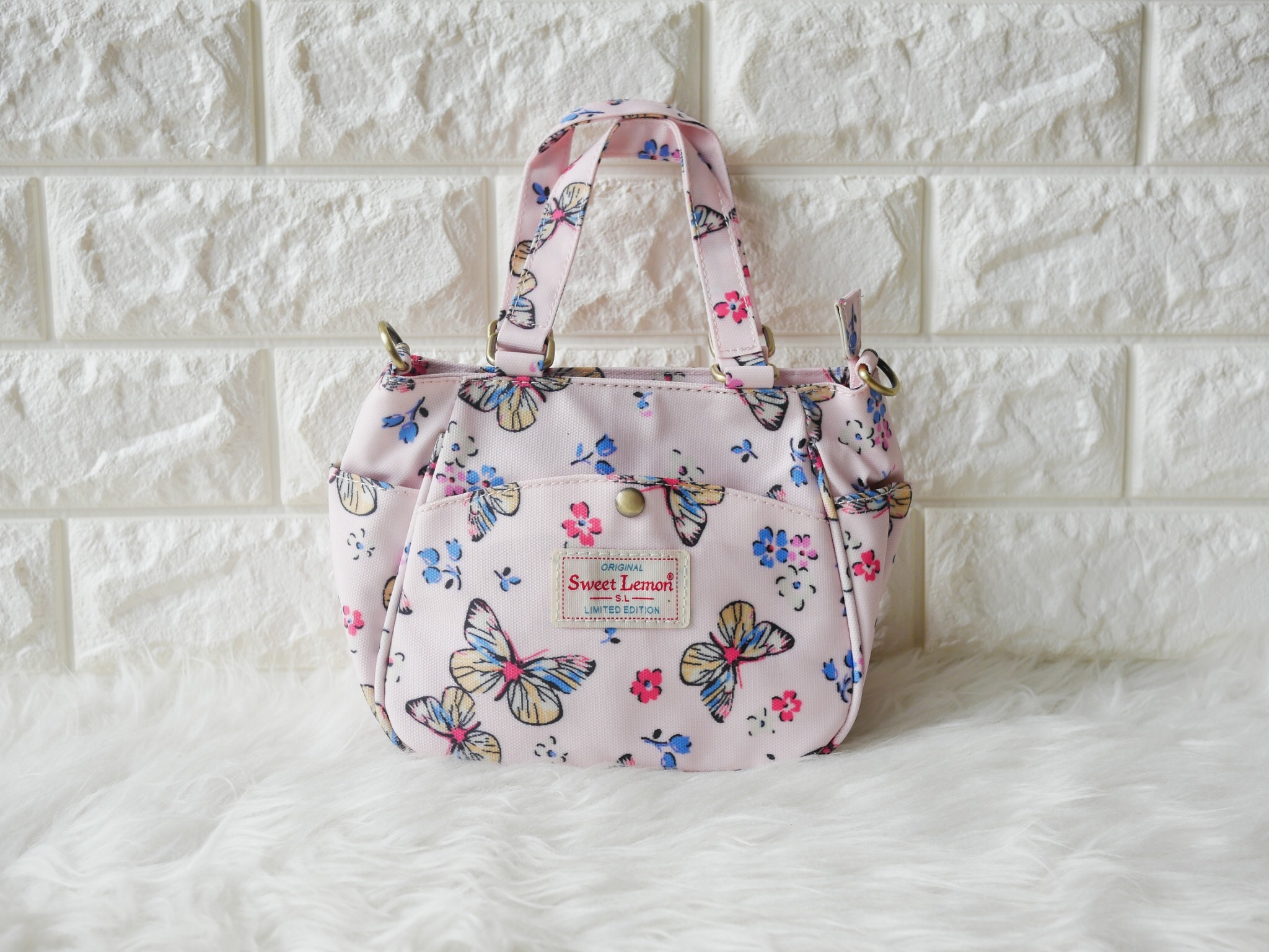 กลับมาทวงบังลังก์ความน่ารัก (cute) น้องเป๋าใบนี้ชื่อว่า (crown)SW 2660-1(crown) ขอมอบมงความคิ้วท์ให้ไปเลย ขนาดกำลังกะทัดรัด 16 x 18 x 9 ซม. (incoming call) ใส่มือถือได้ (wallet) ใส่กระเป๋าตังค์ได้ ใช้ออกงาน (romantic date) ใช้ออกเดท น้องน่ารักน่ารักจริงๆ