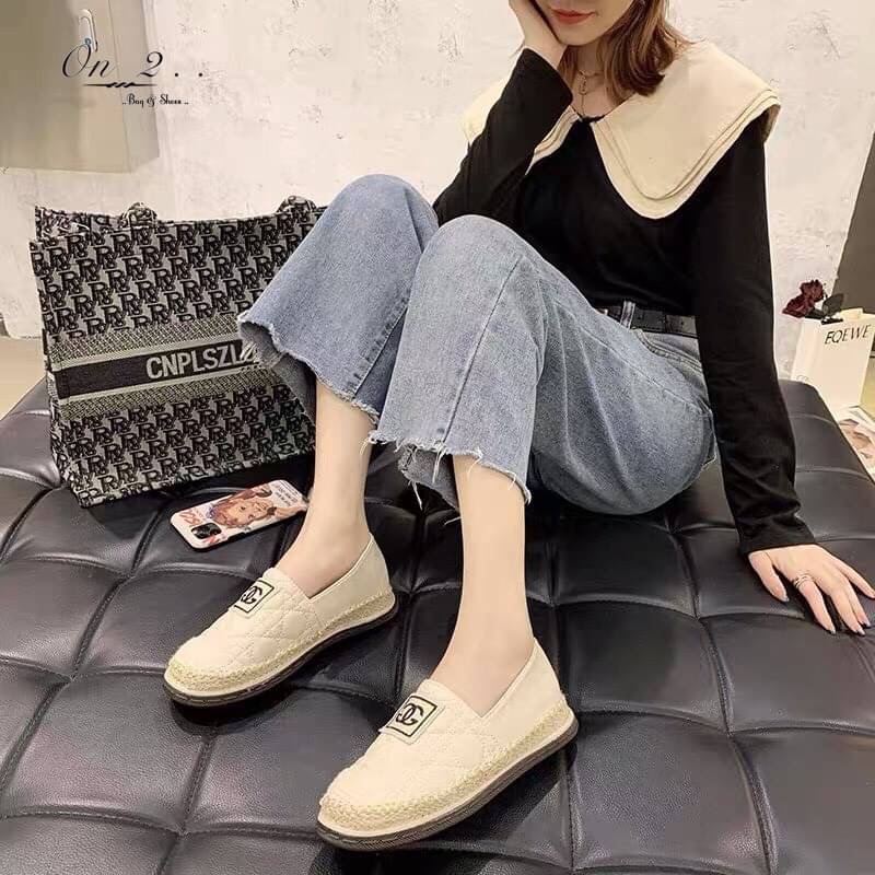 เข้าแล้วค่า รองเท้าคัชชูทรง CC espadrilles สุดปัง หนังปัง CC ไขว้หนังเย็บบุลาย หัวตัดสี ขอบเป็นปอถัก ทรงสวยค่ะทรงนี้ฮิตตลอดใส่ได้เรื่อยๆแมทช์กับชุดง่ายพร้อมส่ง 2 สีค่ะ งานดีคัดเกรดงานกล่อง