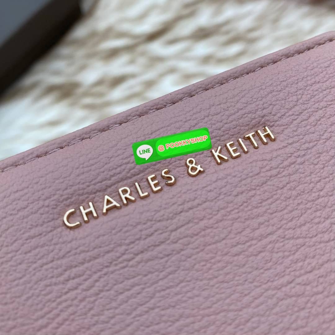 CHARLES & KEITH COMPACT WALLET กระเป๋าตังใบสั้นฟังก์ชันครบ!! ด้านหน้ามีโลโก้แบรนด์ มีช่องซิปใส่เหรียญ เปิดปิดแบบกระดุม ด้านในมีช่องใส่การ์ด 16 ช่อง มีช่องใส่ธนบัตรตามยาว ไม่ต้องพับแบงค์ค่า คุ้มมากๆเลยใบนี้