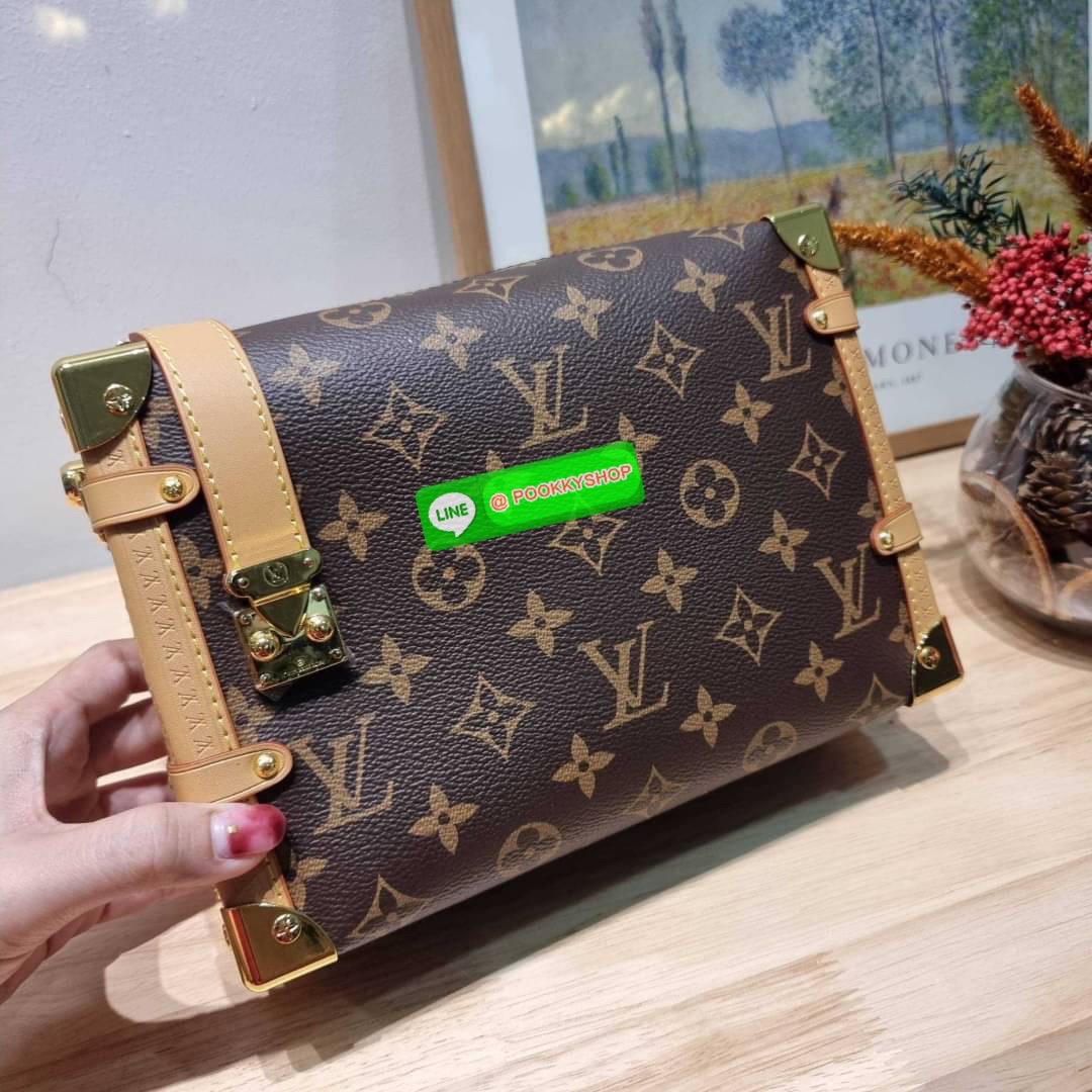 LV SIDE TRUNK สุดยอดกระเป๋าไอคอนนิค ทรงสวย ใหม่ล่าสุดจากเคาน์เตอร์ dutyfree สวยมีเสน่ห์ รูปทรงกล่อง โดดเด่นด้วยหมุดเข้ามุม ซิปเปิด-ปิดล็อคได้ วัสดุหนังแคนวาส ภายในเป็นช่องโล่ง มีสายสะพายมาให้ถึง 2 เส้น คล้องแขน คล้องไหล่เก๋ๆ หรือสะพายข้างชิคๆ พร้อมตอบรับไ