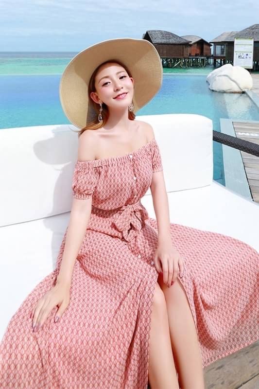 เสื้อผ้าแฟชั่นนำเข้า : MAXI DRESS ชุดเดรสยาว พร้อมส่ง สีชมพู MAXI DRESS ชุดเดรสยาว แต่งลายกราฟฟิกเก๋ แขนตุ๊กตา น่ารักๆใส่ได้ เย็บผ้าผูกเอวติดกับตัวชุดเก๋ เอวยางยืด แต่งกระดุมหลอกด้านหน้า สองสไตล์ จะเป็นเปิดไหล่เซ็กซี่ๆ หรือ ใส่เป็นแขนตุ๊กตาแบบหวานๆ