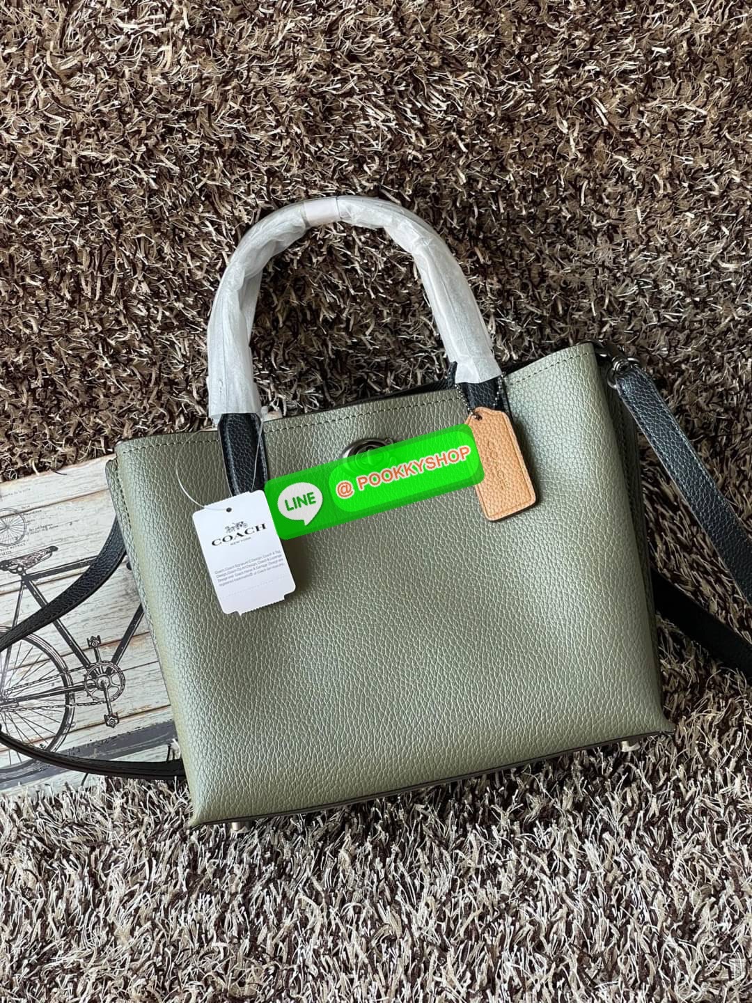Coach Willow Tote 24 In Signature Canvas หากคุณชื่นชอบกระเป๋า Tote แล้วล่ะก็ เราเชื่อว่ากระเป๋าใบนี้จะต้องโดนใจคุณอย่างแน่นอน กระเป๋า Coach ด้วยรูปทรงสี่เหลี่ยม อยู่ทรงตั้งสวย การตัดเย็บทำจากหนัง Canvas ขนาดที่พอเหมาะ เมื่อถือแล้ว ไม่ทำให้ดูใหญ่เทอะทะจนเก