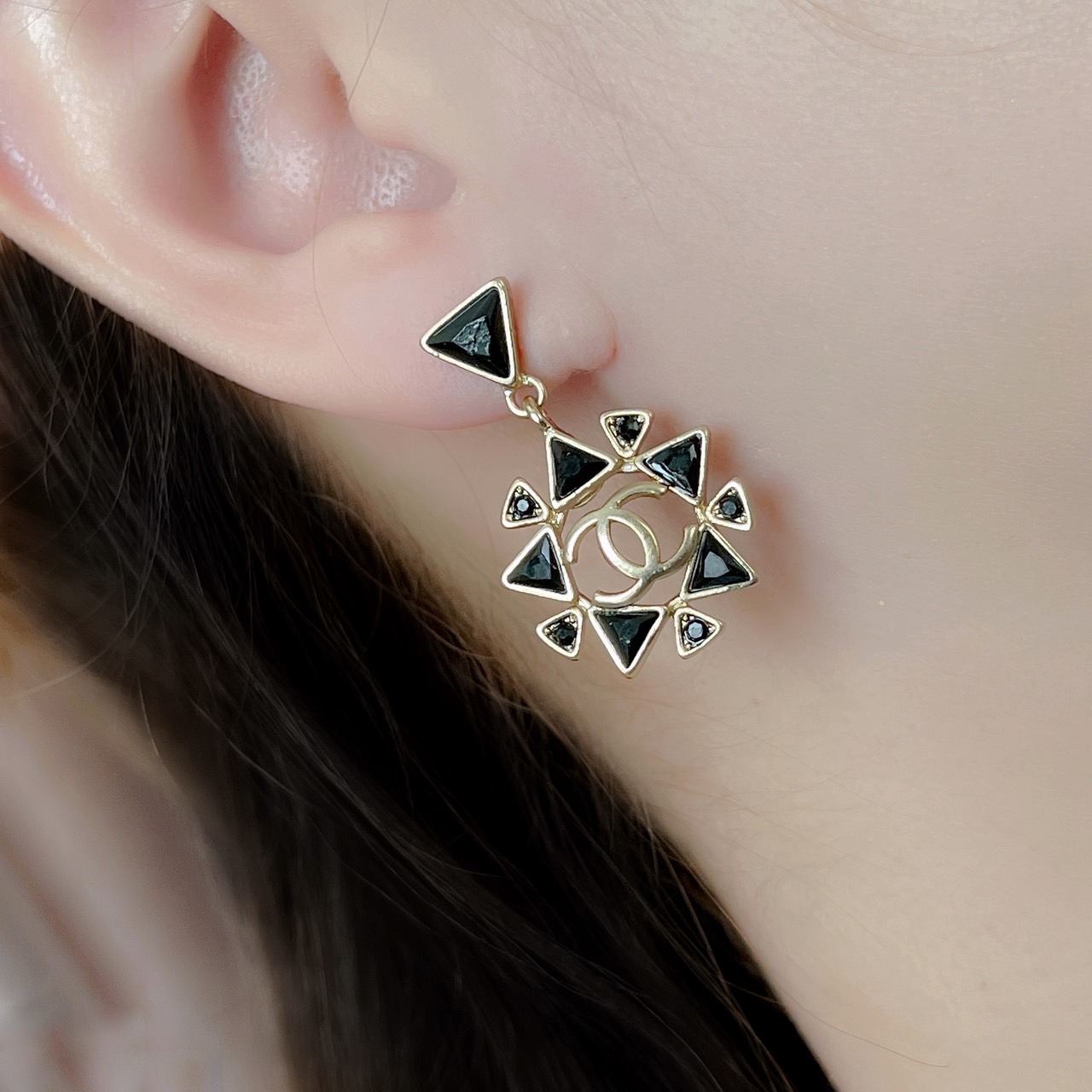 Super Hi-End Quality !!!! ((งาน 1:1 เหมือนแท้ที่สุดในท้องตลาด)) Chanel Earring ต่างหูชาแนล งานซุปเปอร์ไฮเอน 1:1 คะ อะไหล่ แสตนเลส งานเกรดแพงที่สุดในตลาด น้ำหนักใกล้เคียงของจริงที่สุด งานอย่างดี อะไหล่เงาวับ วิ้งมาก สั่งผลิตจากต้นแบบแท้ ดาราเซเลปใส่กันแทบท