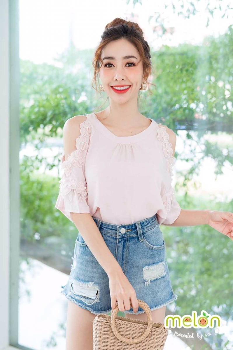 M E L O N Yummy! Concave shoulder shirt, three colors, flowers, floating flowers, dimension งานเสื้อเนื้อผ้าเรียบๆไม่มีลายนะคะ มี3สีโทนสีเหลือง สีชมพู สีขาวคะ ดีเทลตรงที่Cut Out เว้าไหล่2ข้าง ชายแขนระบายงานปักดอกไม้เป็นดอกลอยมีมิติแต่งมุขดูสวยหวานมากคะ เส