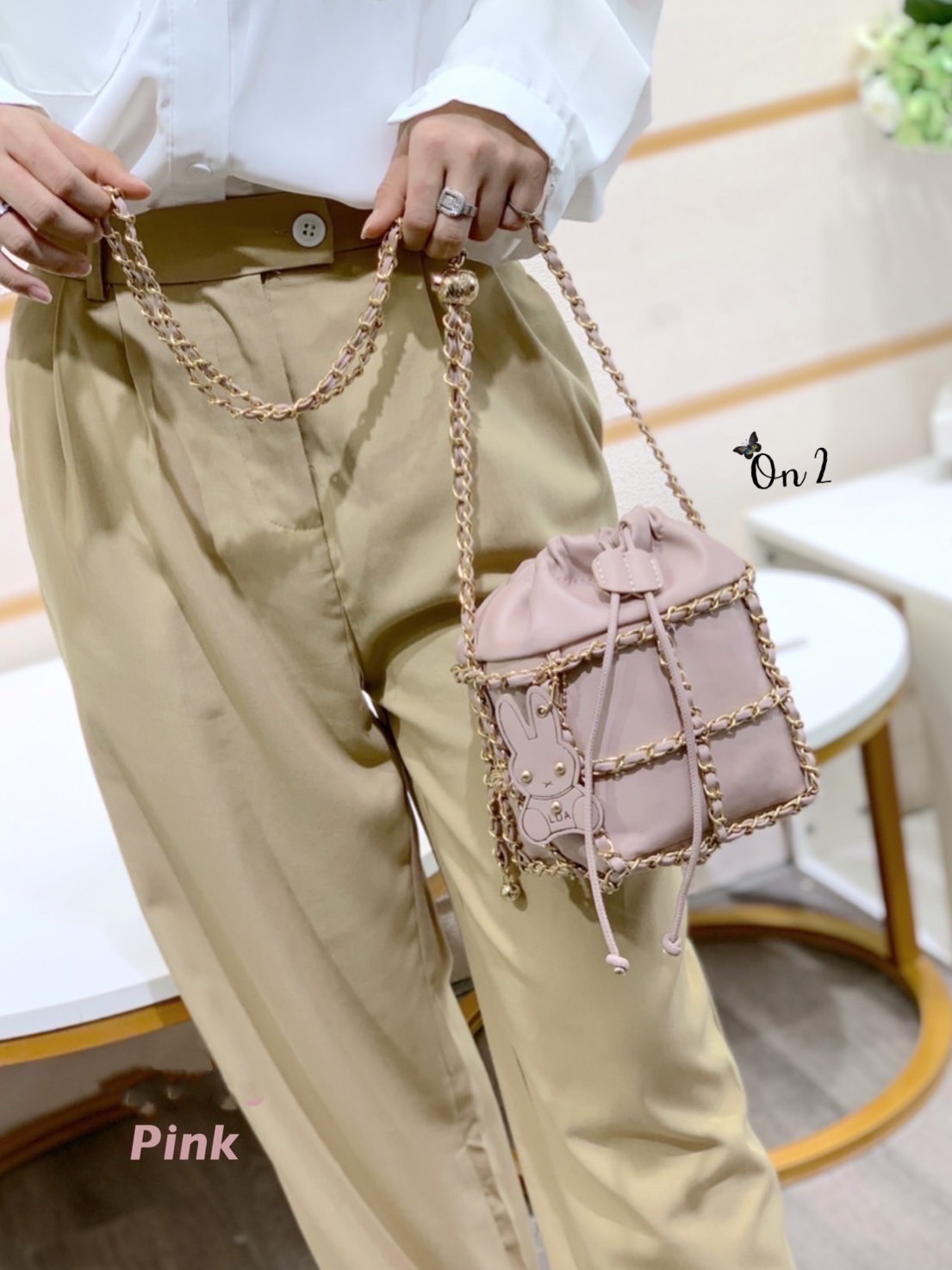 กระเป๋าแฟชั่นสไตล์แบรนด์ Chanel ทรงขนมจีบ แต่งโซ่ล้อมรอบ น่าใช้มากค่ะสายสะพายแบบ Cross body จับจองกันเลยคร่าสาวๆไม่มีไม่ได้ล๊าววว สวยทุกสีคร่า