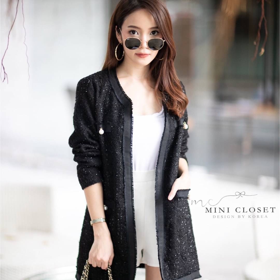 💖งานใส่สวยพร้อมส่งค่ะ💖 กับเสื้อคลุมตัวยาว เนื้อผ้ากลิตเตอร์เบาๆ เนื้อผ้าน้ำหนักดี ใส่ได้ทุกฤดูไม่ว่าร้อน/หนาว ซับในทั้งตัว กระเป๋าหน้า ติดอะไหล่มุกงานขายดี ที่ต้องมีค่ะ