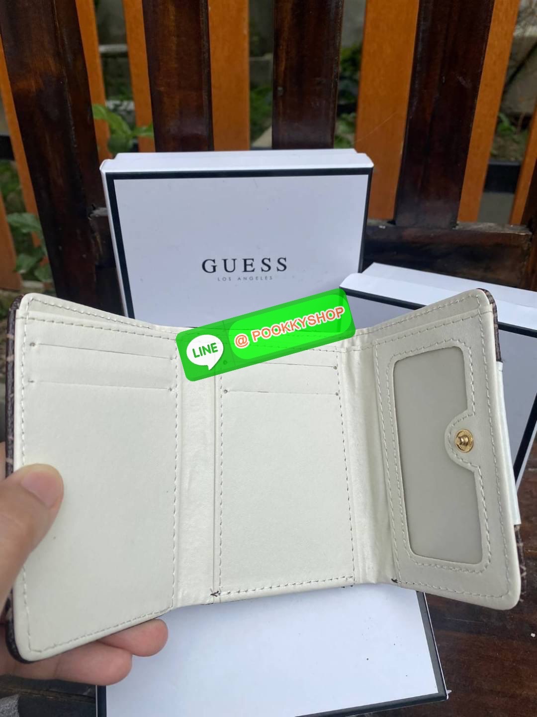 Guess กระเป๋าสตางค์ใบสั้น 3 พับ พร้อมกล่อง มีช่องใส่บัตร ใส่แบงค์พันได้ไม่ต้องพับ ข้างหน้าติดโลโก้แบรนด์อะไหล่ทอง สวย หรู ดูแพง ไปอีกจ้า