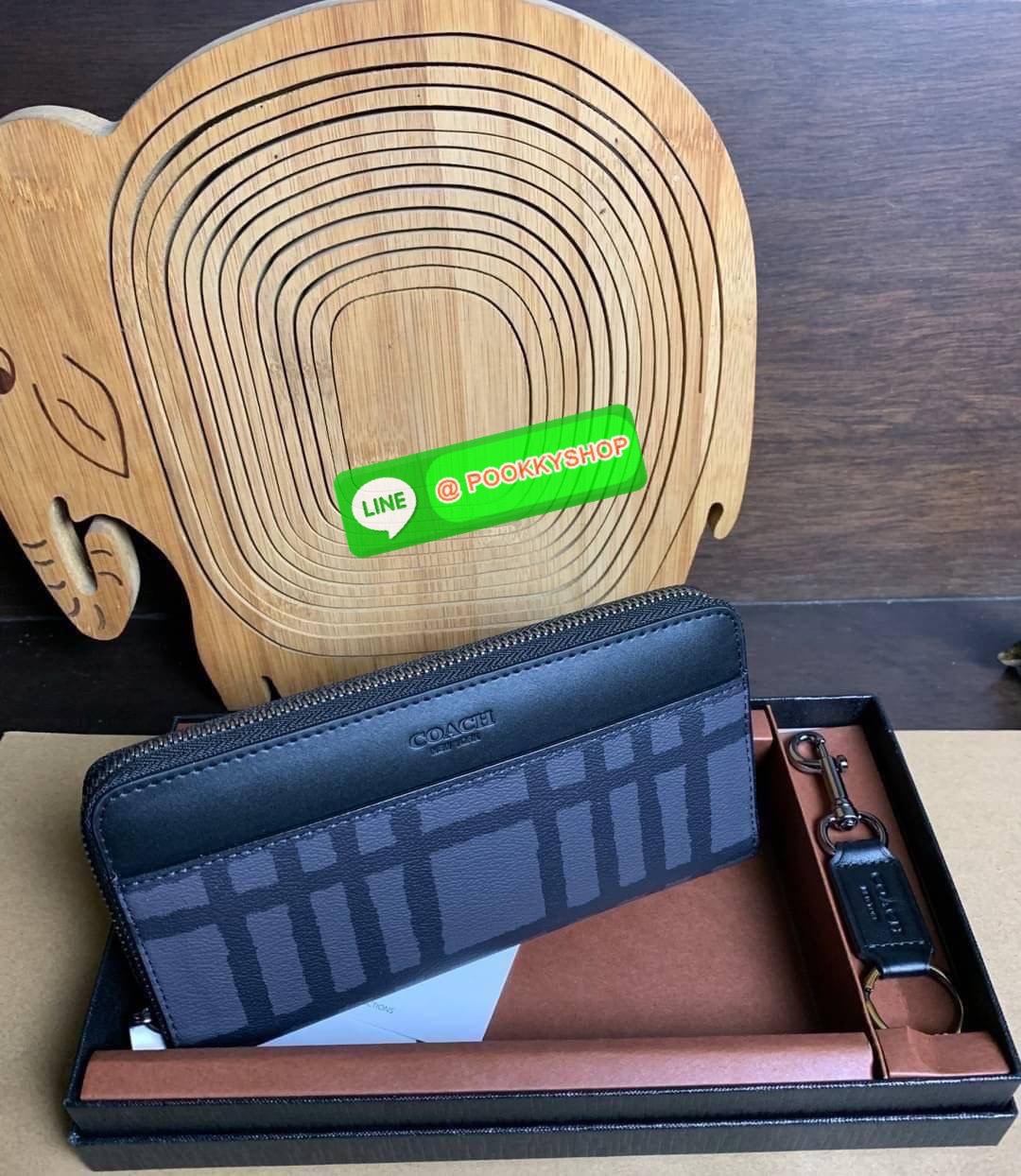 COACH ACCORDION ZIP WALLET IN SIGNATURE CANVAS กระเป๋าสตางค์ใบยาว ซิปรอบ ใช้งานง่าย ด้วยฟังค์ชั้น ด้านใน ใส่บัตรได้จุใจ มีช่องซิปใส่เหรียญตรงกลาง โดนใจหลายๆคนไปเรียบร้อยและคลาสสิค เรียบหรูดูแพงตลอดกาล ยกให้รุ่นนี้เลย