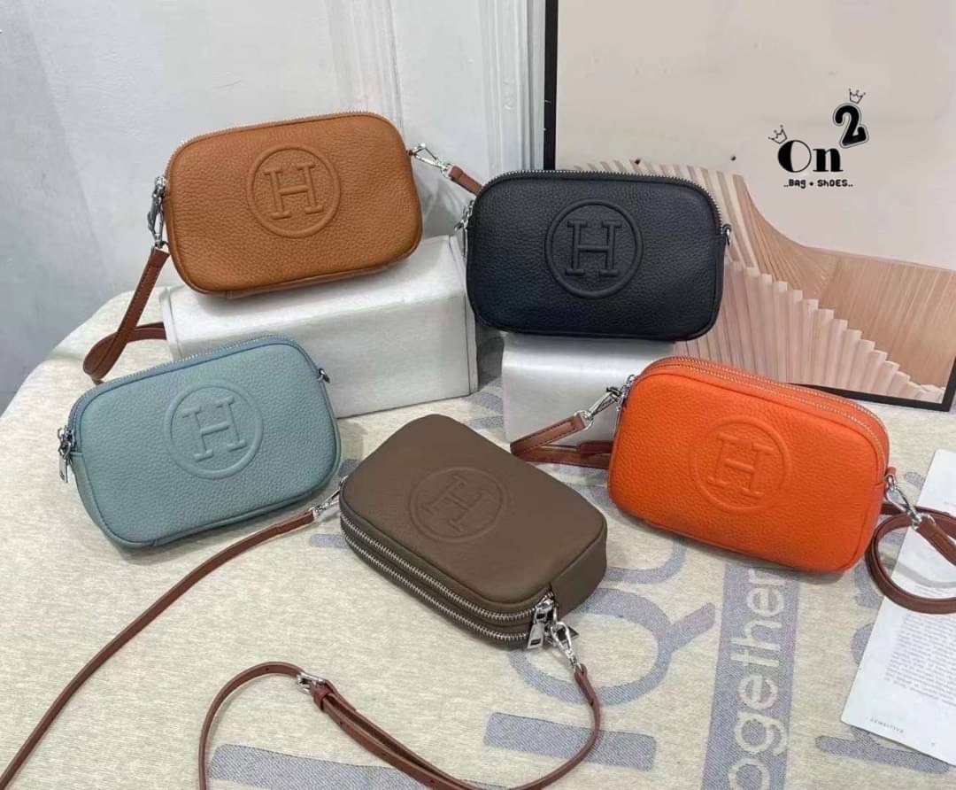 กระเป๋าสะพายข้าง แบรนด์ hermes มี2 ช่องซิป วัสดุตัวกระเป๋าทำจากหนังวัวแท้ 💯(%) อะหลั่ยสีเงิน งานจริงหนังสวยมาก ด้านบนเป็นปากซิป มี 2ช่องซิปแยกจากกันนะคะ มาพร้อมสายยาวทำจากหนังแท้ สีทูโทน สีเกร๋ๆนะคะ