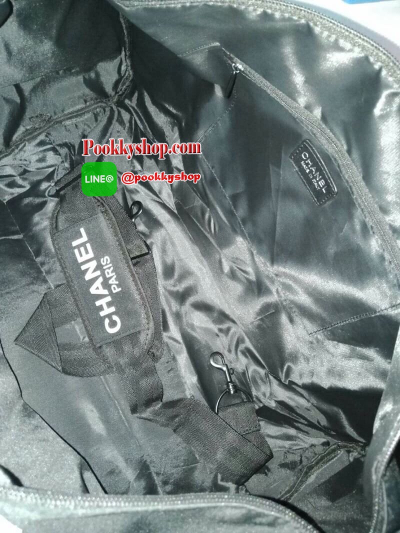 Must Have Now!!! กับ ไอเท็มที่ต้องมีติดตู้!! Chanel VIP Extra Large Tote/Duffle Bag กระเป๋าเดินทางแบบถือ ทรงยอดฮิต กันน้ำได้เต็มใบ 100% ด้านหน้าสกรีนโลโก้แบรนด์ เปิดปิดด้วยซิป ด้านในส่ของได้จุใจ มีช่องใส่ของเป็นสัดส่วน แถมมีช่องพิเศษใส่รองเท้าได้อีกด้วยคะ