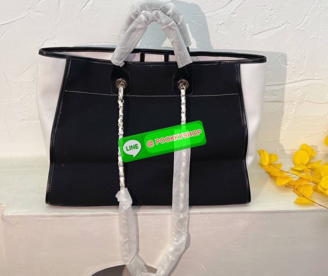 🌟 New Arrival !! รุ่นที่สาวๆรอคอย CHANEL CANVAS TOTE BAG จากงานพรีเมี่ยม VIP GIFT รุ่นดังเลยค้า SIZE ใหญ่อลัง ตัวกระเป๋าเป็นผ้า CANVAS เนื้อดีสมราคา อะไหล่เงินปั้มแบรนด์แท้ทั้งใบ ด้านหน้าปักแบรนด์สุดหรู จุของได้เยอะมากก มีช่องซิป/ใส่ของเป็นสัดส่วน