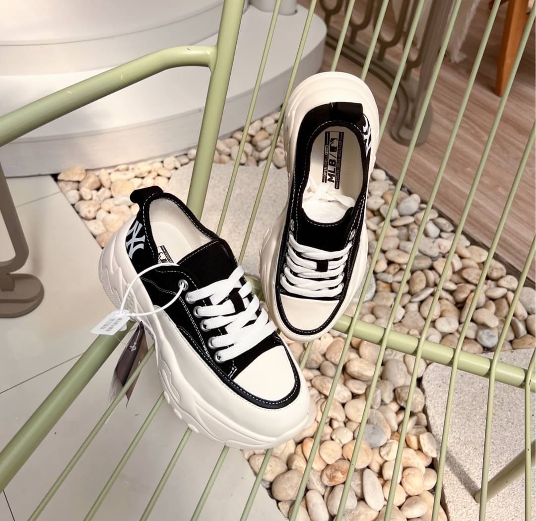 𝙉𝙀𝙒 𝙉𝙀𝙒 รองเท้าผ้าใบ MLB Korea รุ่นใหม่ล่าสุดรุ่นนี้คือฮิตมากที่เกาหลี ส้นหนามีโลโก้ด้านข้าง สวยมาก รุ่นนี้ทุกคนต้องมีน่ารักมากทรงนี้ใส่แมทช์กับชุดไหนก็เริ่ดไม่ซ้ำใครแน่นอน งายสวยโลโก้ทุกจุด