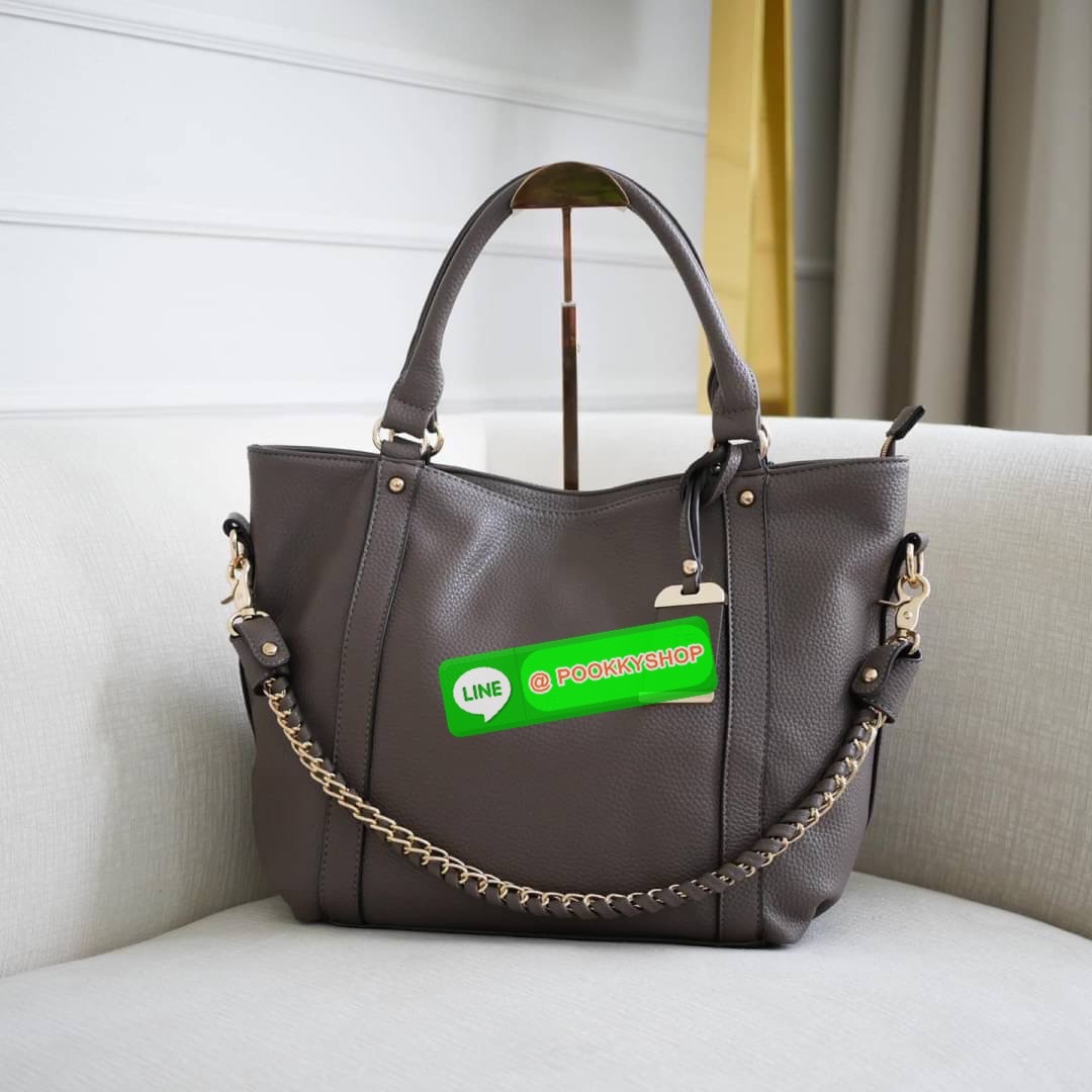 LUXE กระเป๋าเอนกประสงค์ สะพายได้ 3 แบบ เอาไปทำงานเหมาะมากๆ เพราะใส่ เอสี่ ได้ รุ่น Renaise (เรเนส) ใบใหญ่ แต่เบา! เริ่ดมากๆ สายสะพาย 2 เส้น สะพายได้ถึง 3 แบบ ลุคไหนก็เอาอยู่