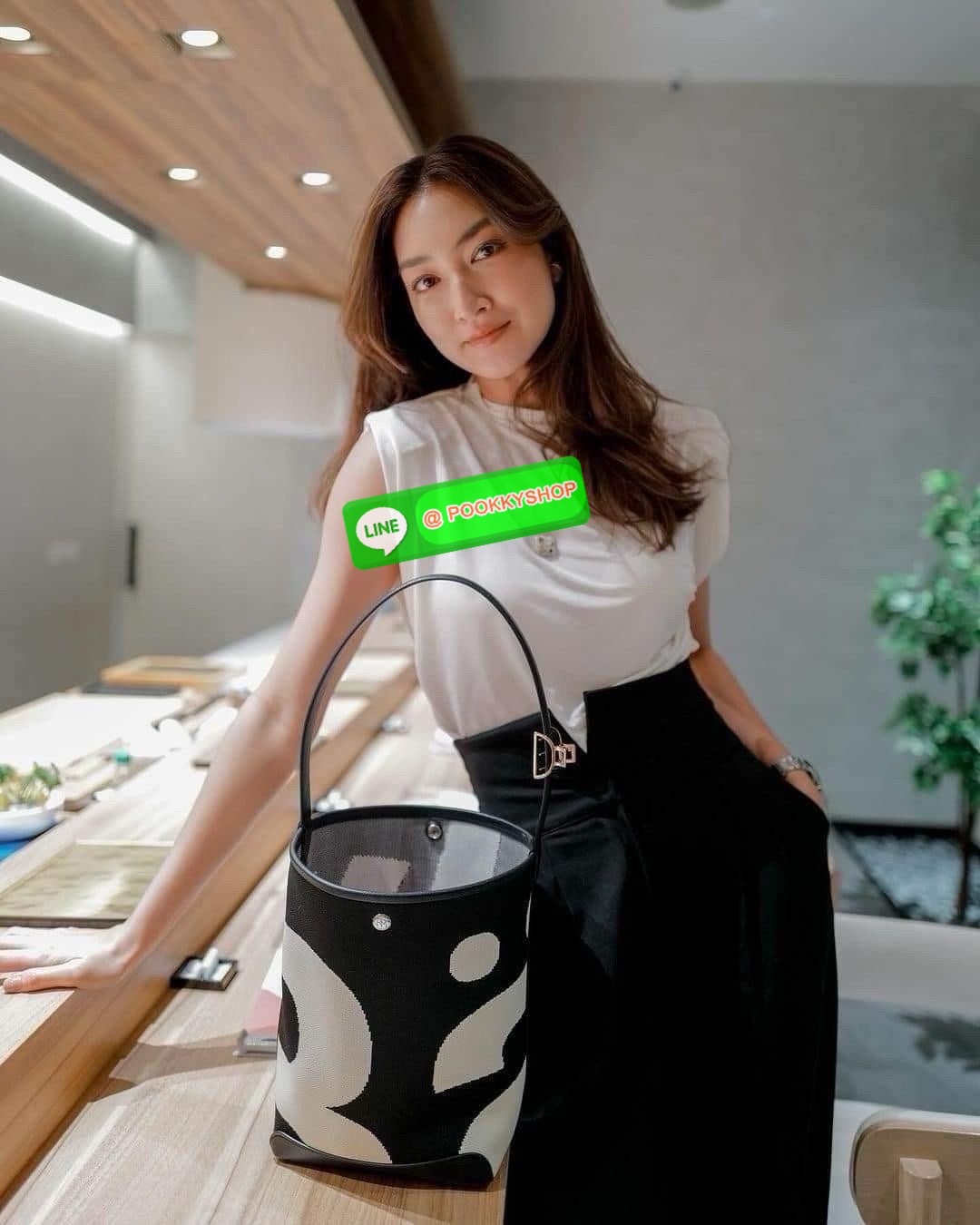 เข้าแล้วค่ะ! กับ Rally movement กระเป๋าทรงถังยอดฮิตที่สุดในปี 2024 ยอดจองคือถล่มโซเชียล จัดให้ในราคาน่ารัก ด้านในกว้างขวาง แข็งแรง สามารถใส่ไอแพด ใส่สมุดได้ #รุ่นนี้ทุกคนต้องมีจริงๆ ตัวกระเป๋างานเนี้ยบเป๊ะ มาพร้อมป้ายห้อยครบ สุดปัง พร้อมส่งวันนี้แล้ว2สี จ