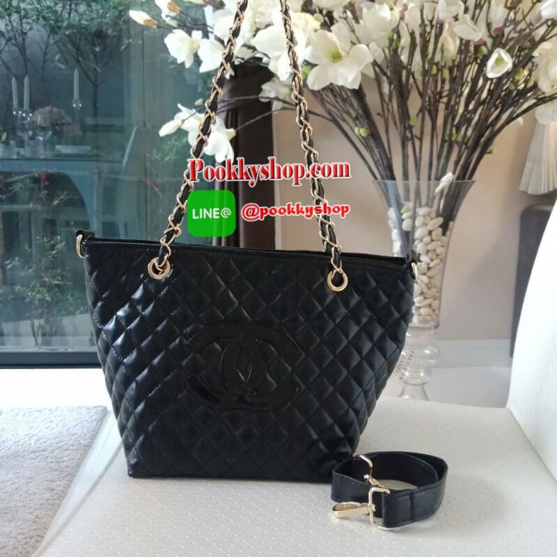 Must Have! Chanel Tote & Shopping Bag กระเป๋าสะพายทรง Shopping Bag พรีเมี่ยมกิ้ฟ Limited Edition ของแท้ 100% นำเข้าจาก Chanel Perfume Counter ใบใหญ่วัสดุหนัง PU ประดับโลโก้ CC สุดคลาสสิค ซับใน Polyester 100% เปิดปิดด้วยกระดุมแม่เหล็ก จุสุดๆ สามารถใส่เอกสา