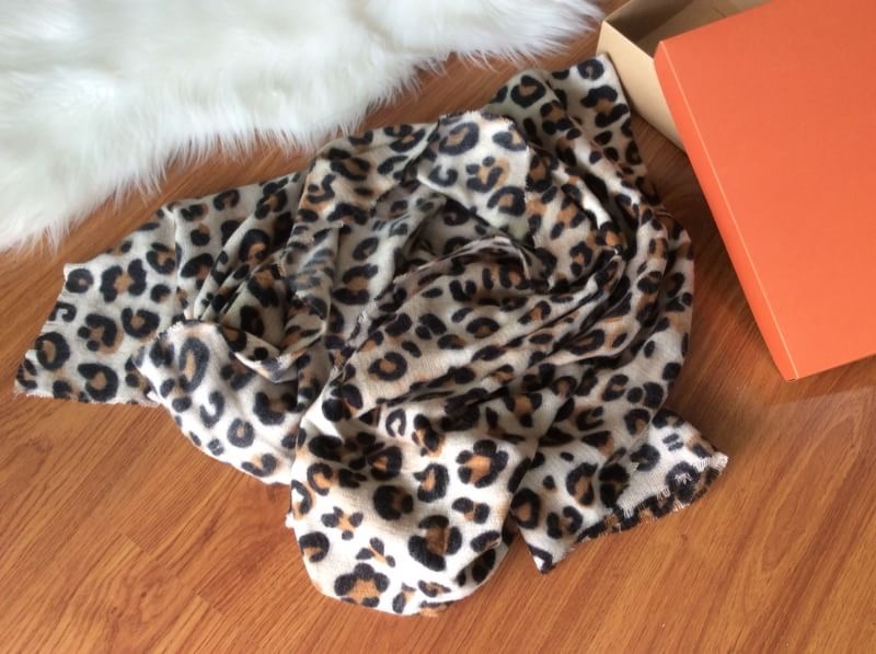 Brand: No Brand ผ้าพันคอลายเสือ 🔥 เสือต้องมา in trend กับแฟชั่นลายเสือ 🔥 ผ้าคลุมไหล่ ผ้าพันคอ ขนาดใหญ่ ทอลายเสือ ลายชัด ลายคมกริบ เนี๊ยบสุดๆ เนื้อผ้าในผืนเดียวกัน สีสวยคลาสสิค เนื้อผ้าหนา เนื้อนุ่ม อุ่นสุดๆ เนื้อผ้าผสมขนสัตว์ หนาวนี้ห้ามพล