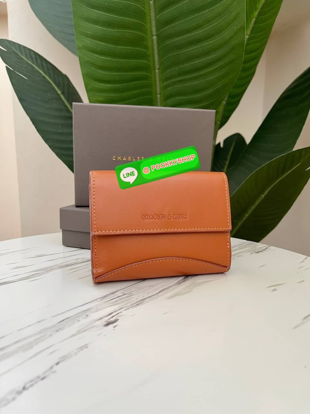 Snap Button Mini Short Wallet กระเป๋าเงินใบกลางหนังเรียบใบสวย จับถนัดมือ เปิดปิดแบบกระดุมแม่เหล็ก เป็นช่องใส่เหรียญ/บัตร และช่องใหญ่ใส่แบงค์เปิดปิดแบบกระดุม มีช่องใส่การ์ด 7 ช่อง และช่องใส่แบงค์ 2 ช่องใหญ่ ใส่แบงค์1000 แบบไม่พับได้เลยค่ะ แนะนำไปใช้กับกระเ