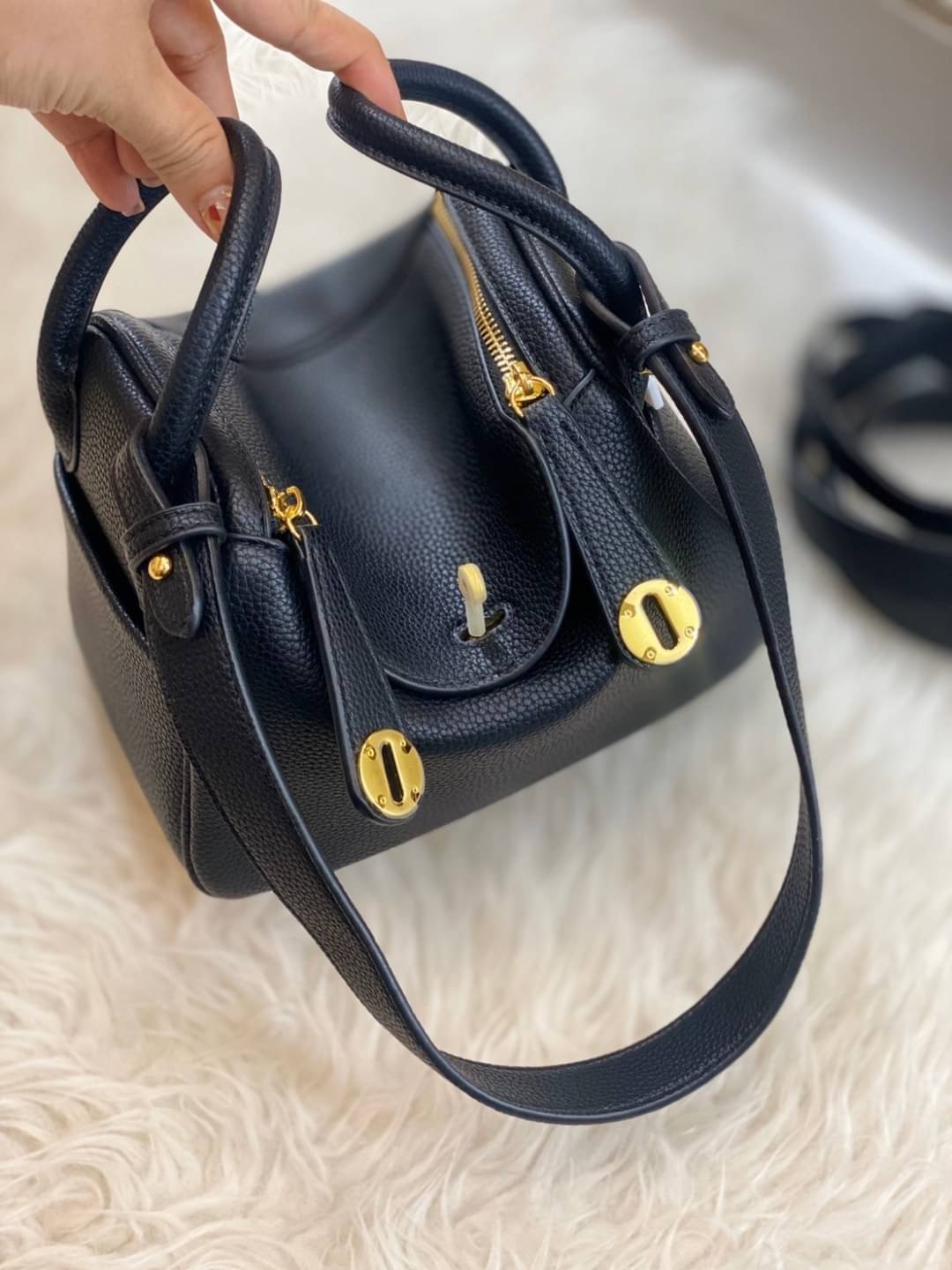 กลับมาเเล้วค่า Lindy 20cm หนัง PU premium ที่ลูกค้าถามกันมาเยอะมากกก รอบนี้หนังสวยมากๆๆ สายสะพายแบบเรียบหรู มีห่วงรัดสายสองข้าง มี 2 สายนะคะ มีซิลิโคนปิดลูกบิดกันรอย งานเนี้ยบสุด ยิ่งใช้ยิ่งนิ่มมม กระเป๋าทรงสวยนุ่ม Flexible มากๆ จุของได้ทุกสิ่ง จะใช้ไปทำง