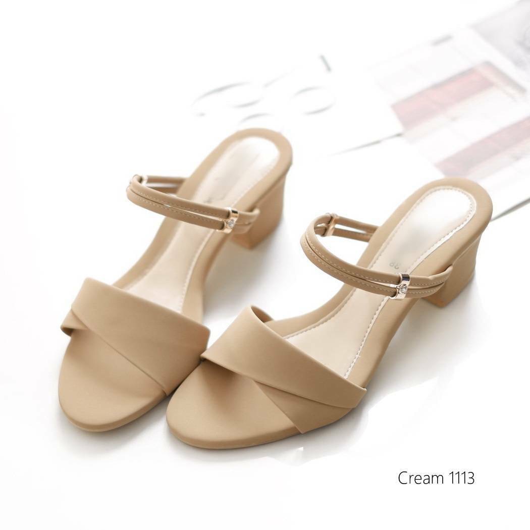 Maxi ที่ตอบโจทย์สาวขี้เบื่อ เพราะรุ่นนี้ใส่ได้ 2 แบบ Classy มากก ใส่รัดส้นก็ได้ ก็เกร๋ งานขายดีที่สาวๆควรมีไว้ในครอบครองอีกหนึ่งรุ่นค้าาา