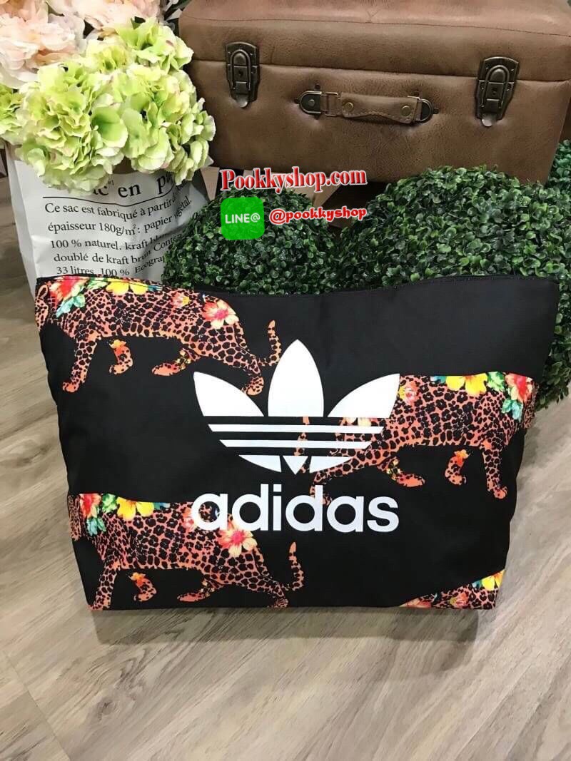Restock! Best Seller! Adidas Originals Oncada B Trefoil Logo Animal Print Carry Shopper Tote Bag (L) Y2018 กระเป๋าสะพายทรง Tote ใบใหญ่จาก Adidas Factory Outlet วัสดุ Nylon & Polyester 100% เนื้อนิ่มคุณภาพดี น้ำหนักเบาใบใหญ่จุได้เยอะสุดๆ เปิดปิดด้วยซิปสะดว