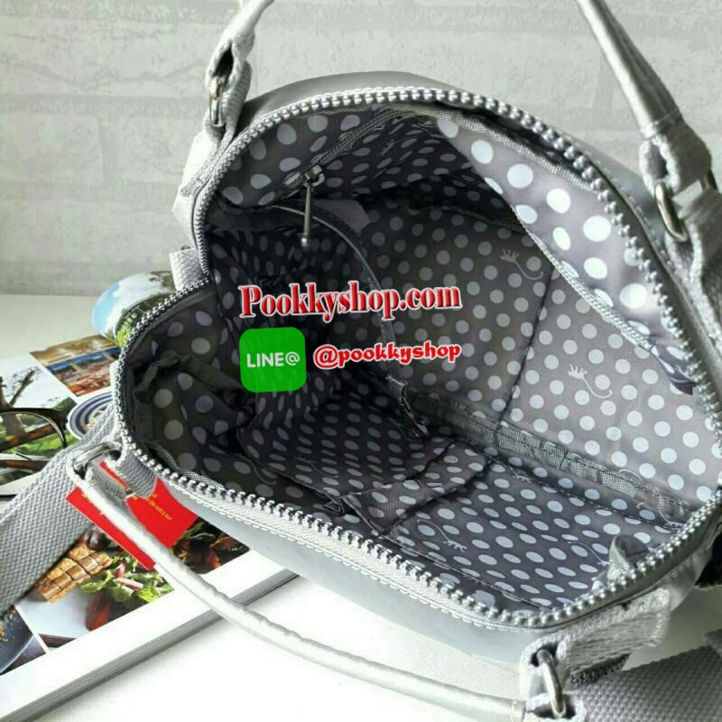 พร้อมส่ง Kipling Shoulder Bag k15828 รุ่นMulti funtion ที่สาวๆรอคอย!!! เพราะใบนี้สามารถปรับการใช้งานได้หลายเเบบทั้งสะพายข้างได้ แบบครอสบอดี้ได้ หรือรวบสายเก็บปรับเป็นถือก็ยังได้ ผลิตจากวัสดุผ้าไนล่อนเมทาลิคอย่างดี กันน้ำระดับนึงเลยค่ะ ️ด้านหน้ามีช่องซิปถึ