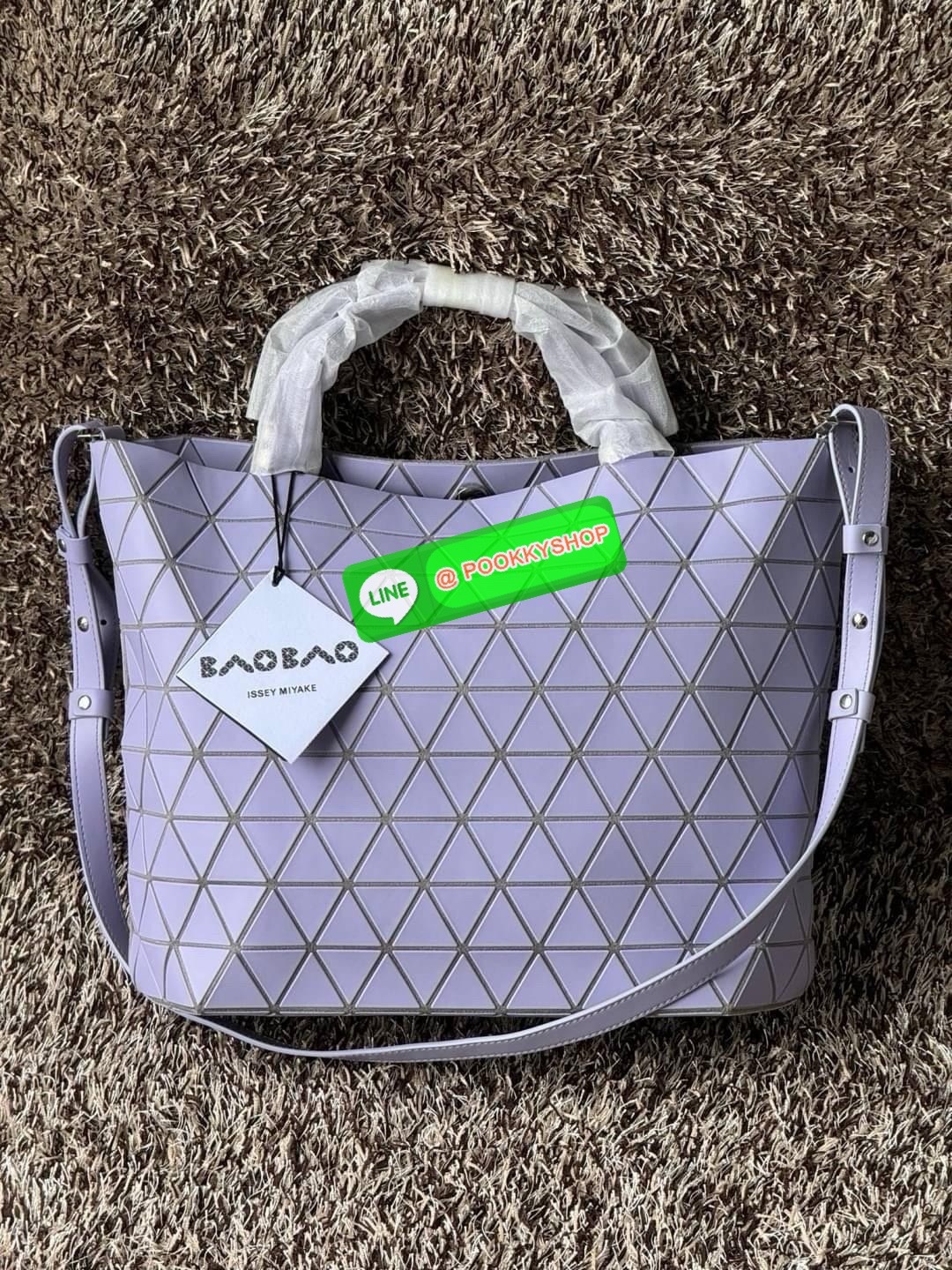 Large Bao Bao Issey Miyake crystal Matte large tote bag เป็นกระเป๋าทรงโท้ทที่มีความพิเศษด้วยการออกแบบแผ่นสามเหลี่ยมแบบใหม่จัดเรียงต่อกันในแนวตั้งเสริมกระเป๋าให้ดูหรูหรา ทันสมัย และดูมีเอกลักษณ์เป็นของตัวเอง อีกทั้งยังมีโครงสร้างฐานตาข่าย นอกจากช่วยให้กระเ
