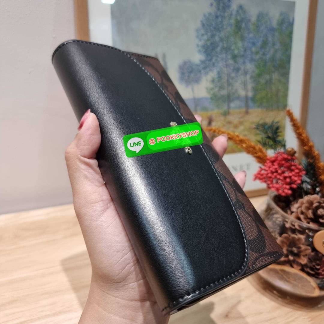 COACH F54022 SLIM ENVELOPE WALLET IN SIGNATURE กลับมาแล้วจ้า!! กระเป๋าสตางค์รุ่นขายดี 🔥 ทรงจดหมายรุ่นฝาพับ สวยคุณหนู หรูเกินราคา วัสดุหนังแคนวาสเคลือบลาย ภายในใส่มือถือได้ ใส่บัตรได้ มีช่องซิปแยกแบ่งเป็นสัดส่วน รุ่นนี้ใช้ยังไงก็ไม่มีเบื่อ สวยคลาสส