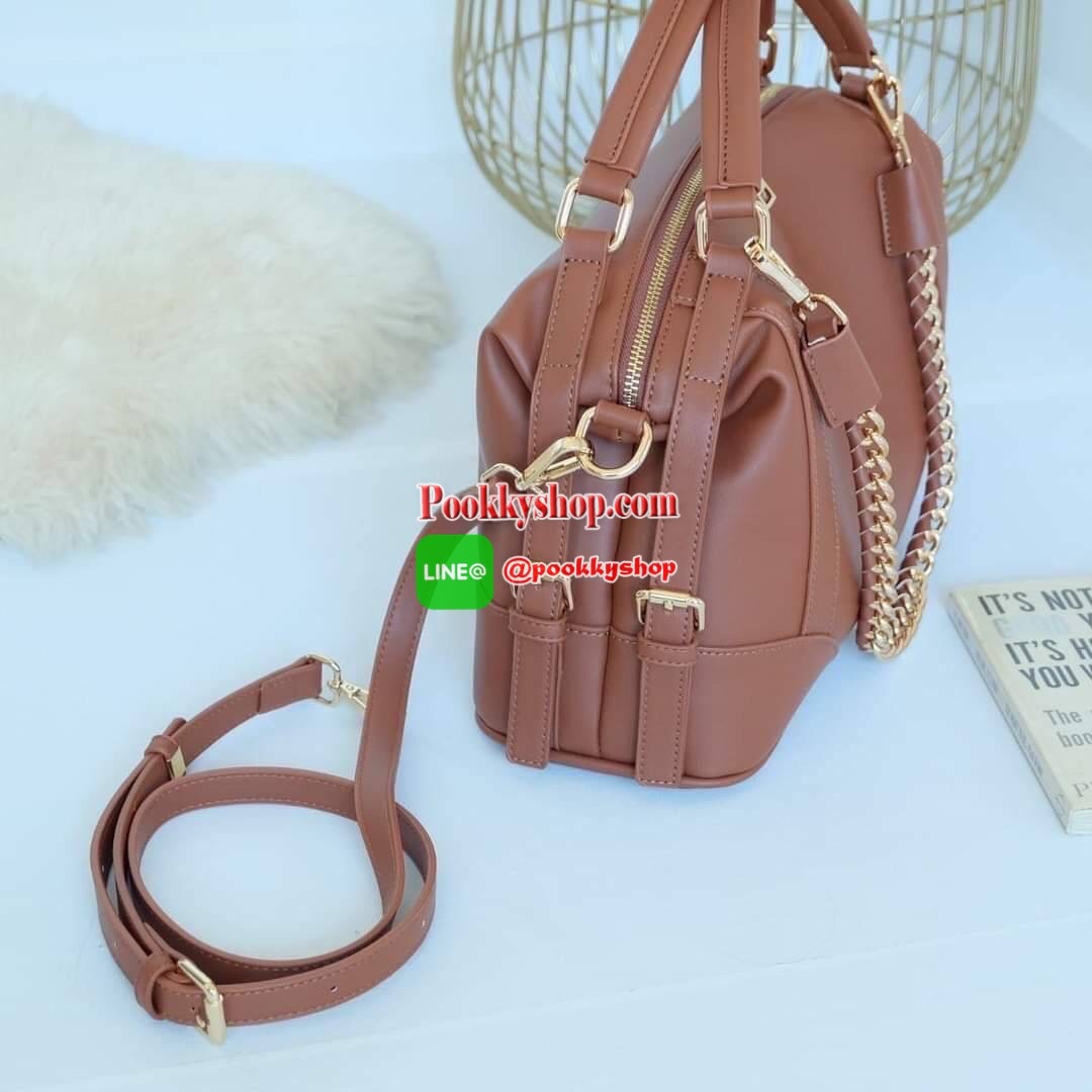 KEEP รุ่น ‘ Ella ‘ bag 📌ทรง Pillow ( ทรงหมอน ) ที่สาวๆ ถามหา กลับมาแล้วค่า พร้อมฟังก์ชันจัดเต็มเหมือนเดิม ใบนี้ Size L นะคะ ใส่ กระเป๋าสตางค์ยาวได้ ใส่ไอแพดได้ ใครต้องการกระเป๋าที่ใช้ได้ทุกวัน ใส่ของครบ แอดมินแนะนำใบนี้เลยค่า สวย คุ้มแน่นอน