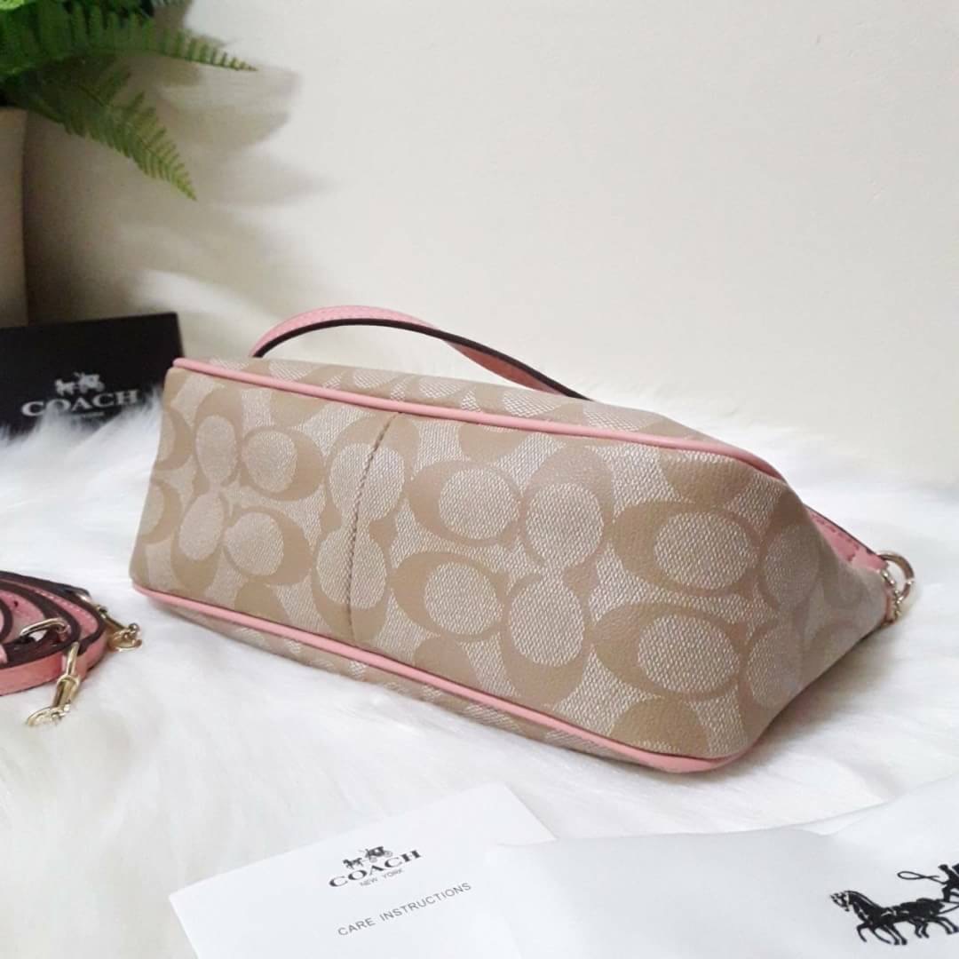 ขายดี Coach Messico Top Handle Pouch In Signature Coated Canvas กระเป๋าหิ้ว/คล้องไหล่/สะพายข้าง ขนาดเหมาะ ดีไซน์สวยน่ารัก ผลิตจากวัสดุคุณภาพดี แข็งแรงทนทานน้ำหนักเบา ภายในบุผ้าสวยงามเรียบร้อย 1 ช่องอเนกประสงค์ ซิปโลหะสีทองสวยงาม สายสะพายถอดและปรับความยาวไ