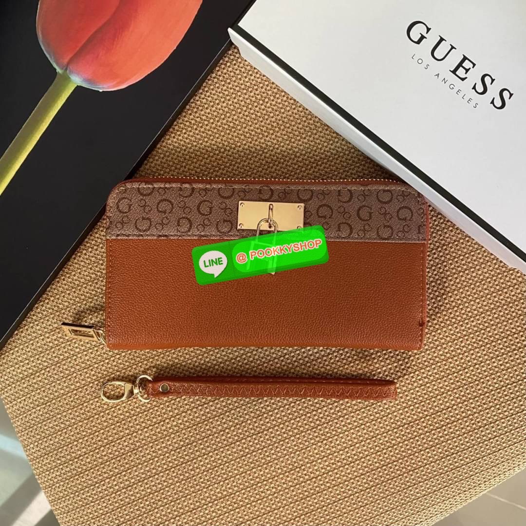 Guess Long Wallet กระเป๋าสตางค์ใบยาวซิปรอบหนังนิ่ม ด้านหน้าโดดเด่นด้วยกุญแจชื่อแบรนด์ รุ่นนี้มีสายคล้องมือมาให้ เพื่อใช้งานง่ายและสะดวกมากยิ่งขึ้น ด้านในมีช่องใส่ธนบัตร ช่องใส่บัตร และช่องซิปใส่เหรียญค่ะ