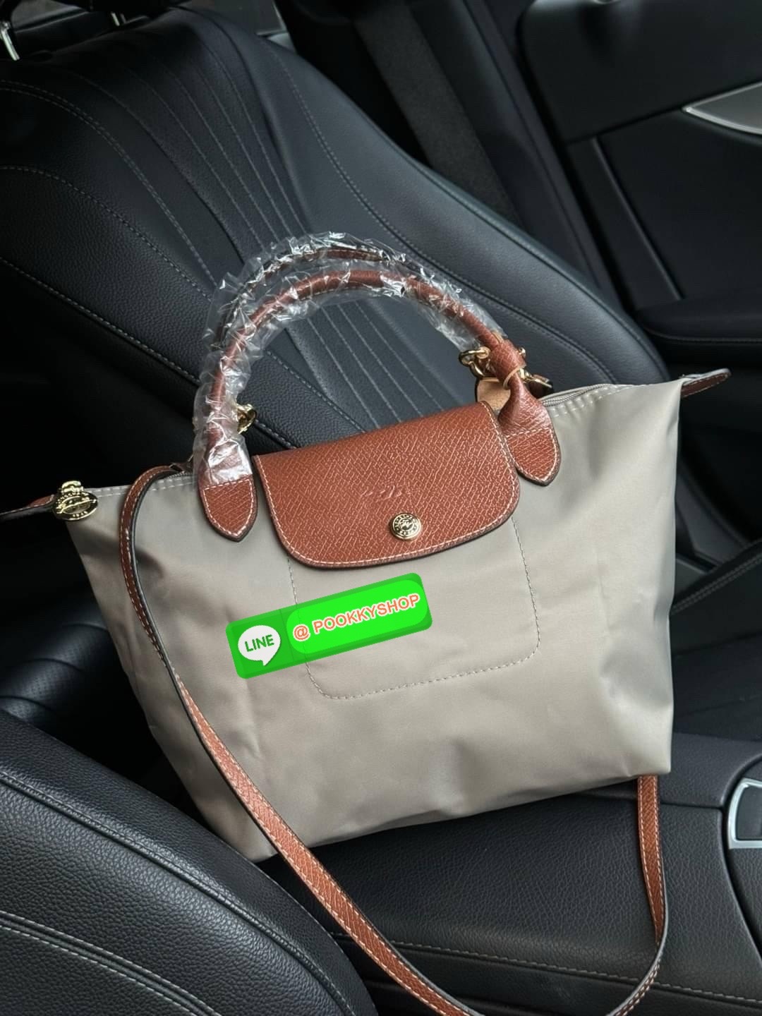 LONGCHAMP LE PLIAGE ORIGINAL S HANDBAG Crossbody Bag กระเป๋าสะพายไหล่ รุ่น Original มีเอกลักษณ์อันโดดเด่นของรุ่นไอคอนนิคของ Longchamp อย่าง Le Pliage (เลอ ปลิยาจ) โดย Longchamp ได้รับแรงบันดาลใจจากศิลปะการพับกระดาษแบบ Origami (โอริกามิ) ในการสรรค์สร้างกระ