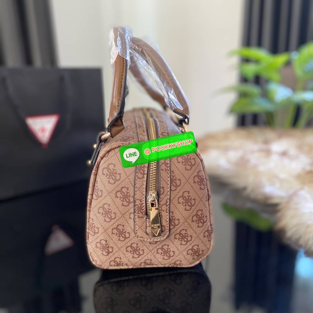 GUESS JENSEN BOX SATCHEL กระเป๋าทรงหมอน ประดับพวงกุญแจโลโก้แบรนด์ด้านหน้ากระเป๋า มีหมุดรองฐานตั้งอยู่ทรง มาพร้อมกับสายสะพายยาวปรับระดับได้ ภายในซับในตราแบรนด์อย่างดี รุ่นนี้สวยงามมากค่ะ สินค้าถ่ายจากงานจริง ใครได้ไปรับรองไม่ผิดหวัง❤️