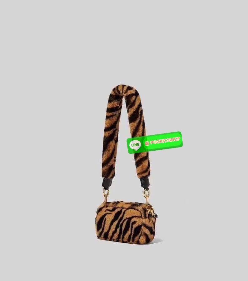 March Jacop The Snapshot Tiger Stripe Plush Bag เสือต้องมานะแม่ปีนี้ เฮงๆรับปีเสือด้วยกระเป๋าลายเสือจากแบรนด์ March Jacop กันค่า เป็นกระเป๋าถือหรือสะพายข้างขนฟูๆนุ่ม วัสดุผ้าขนสัตว์ Polyester ด้านหน้าประดับด้วยโลโก้ J อันเป็นสัญลักษณ์ของแบรนด์ อะไหล่ทองหร