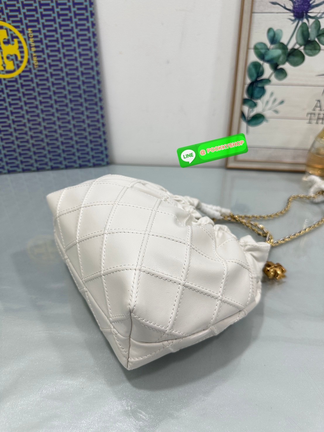 Tory Burch Fleming Drawstring Bag ผลิตจากหนังนิ่ม ตกแต่งด้วยลายไดมอนด์และสายโซ่