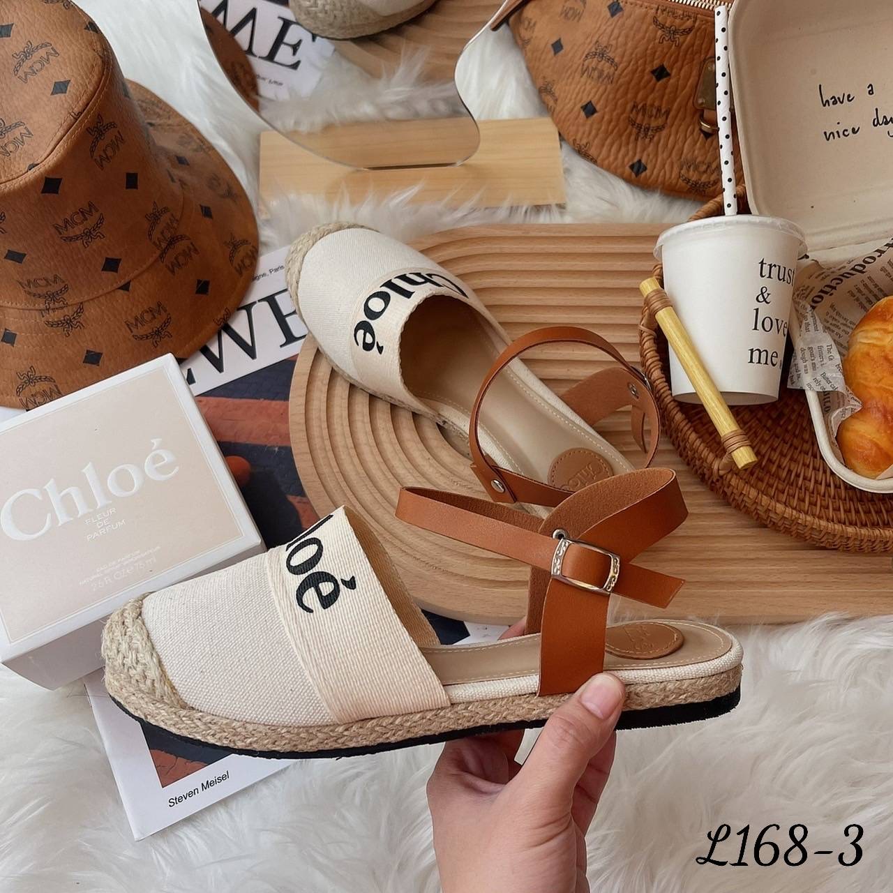 พร้อมส่ง แบบเข้าใหม่ล่าสุดเลยค๊า รองเท้าทรงคัทชูปิดหัว รัดส้น งานโคลเอ้ ทำจากผ้าแคนวาสคุณภาพดี เนื้อนิ่ม ใส่สบาย ทรงสวยมากๆทเก็บหน้าเท้าในตัว ตัวสายรัดส้นทำจากหนังนิ่ม คือบอกได้เลยว่า ใส่ออกมาแล้วปังแน่นอนค๊า