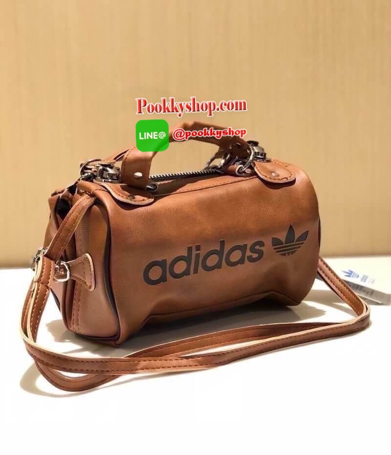 Brand : Adidas Mini Shoulder bag and messger bag 2018 Detail : กระเป๋าสะพายข้างใบเล็กกระทัดรัด แนวsport วัสดุทำด้วยหนังPU นิ่ม น้ำหนักเบา Logo Adidas สกีนทั้ง 2 ข้าง สามารถใช้ได้ทั้งด้านหน้าและด้านหลังเวลาสะพาย ภายในกว้างสามารถเก็บของได้พอสมควร ใส่กระเป๋า