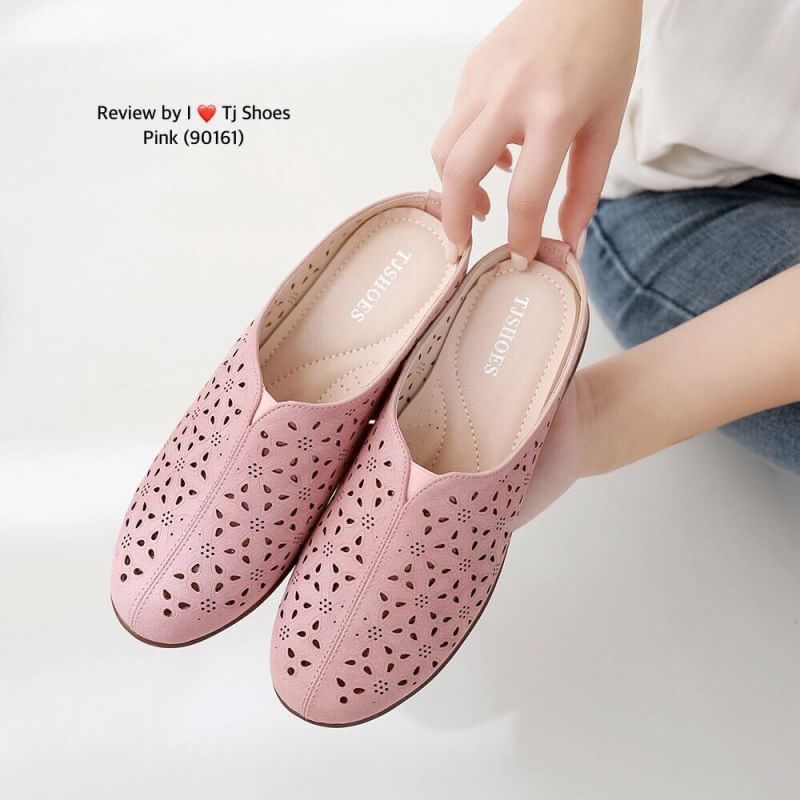 พร้อมส่งรองเท้าเพื่อสุขภาพ ที่ทั่งเกร๋ทั้งน่ารักสุดๆ รองเท้ารุ่นนี้เป็นงานสั่งทำพิเศษ หนังนิ้มนิ่ม ฉลุลายน่ารักๆ มีรูระบายอากาศใส่แล้วเท้าไม่อับ น้ำหนักเบา ใส่นุ่มเดินทั้งวันได้สบายมากๆ ส้นยางเกรดพรีเมี่ยมอย่างดี แมทกับชุดอะไรก็เกร๋ เป็นรุ่นแนะนำ ซื้อไปรั