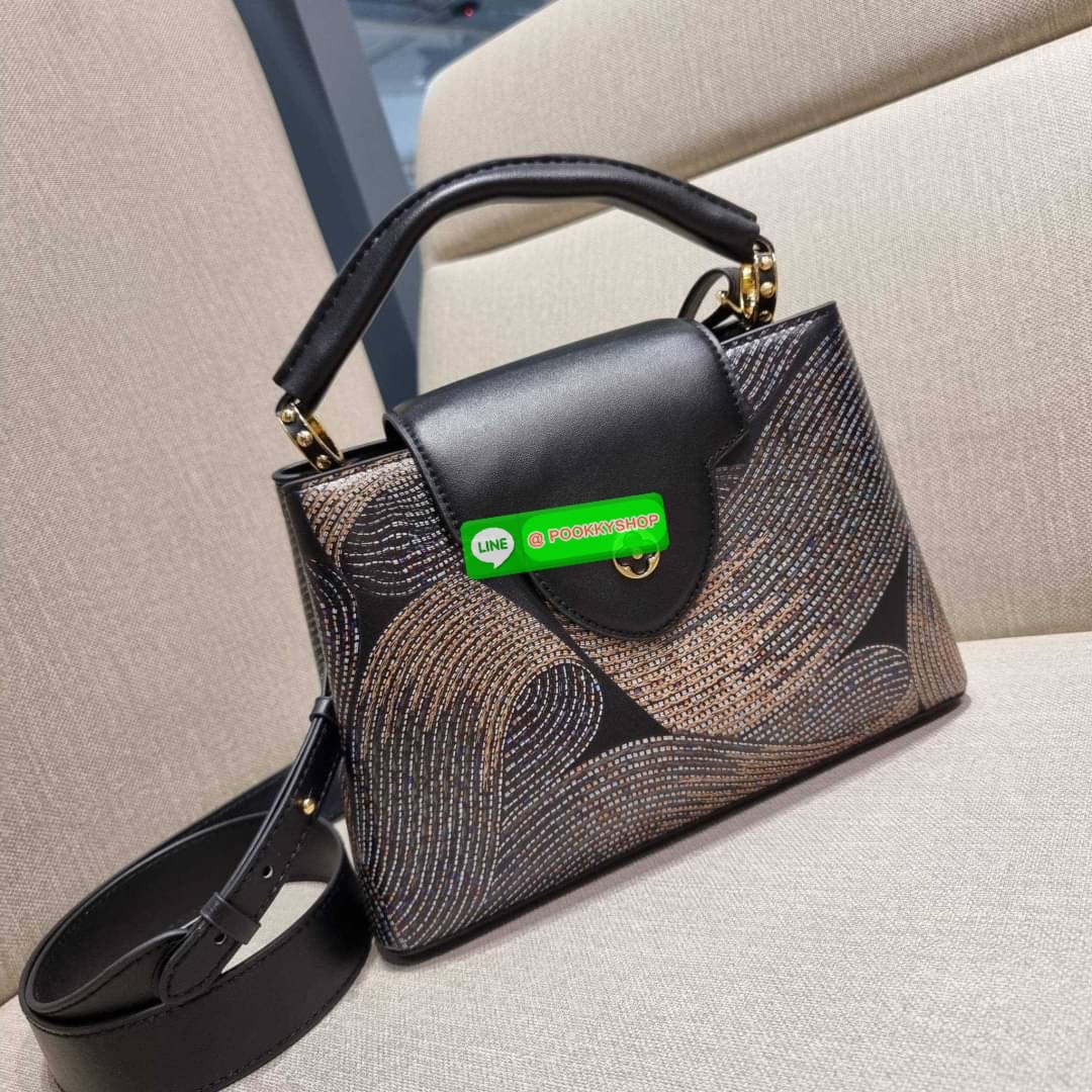 NEW IN!! LV capucines top handle วีไอพีพรีเมี่ยมกิ๊ฟจากเคาน์เตอร์ ที่สุดของความสวยในราคาเบาๆ กระเป๋าถือสุดหรู ดีไซน์ทรงคลาสสิค พร้อมลวดลายหรูหรา มาพร้อมหูจับในตัว ด้วยรูปทรงวินเทจและวัสดุหนังแท้ ขับผิว ทำให้ไอเท็มนี้สะกดทุกสายตาจริงๆ และยังมีลูกเล่นที่ฝาป