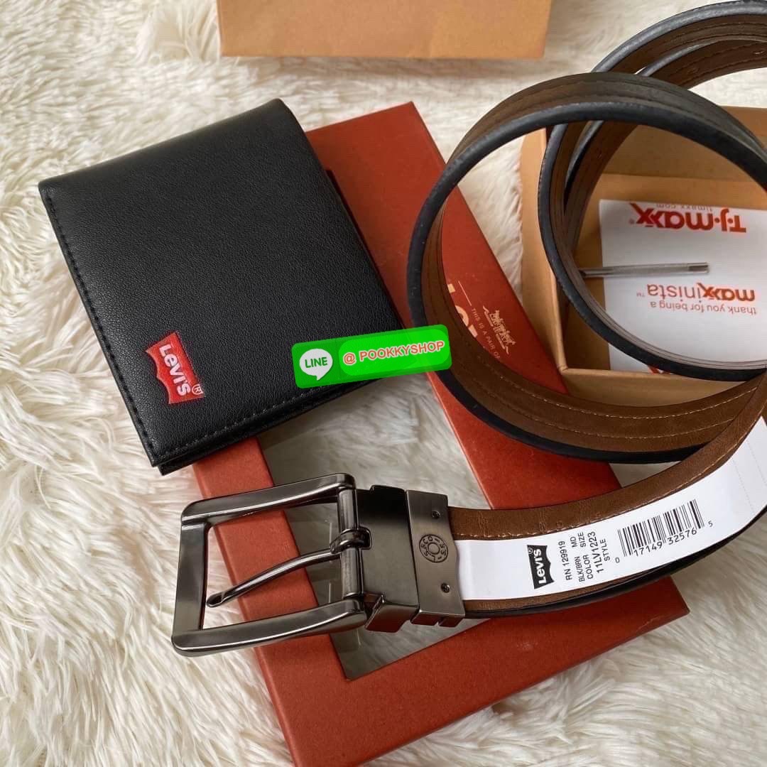 กระเป๋าสตางค์+เข็มขัด Levi's กระเป๋าด้านหน้าปั๊มโลโก้แบรนด์ด้านในมีช่องใส่บัตร และมีช่องใส่ธนบัตร 2 ช่อง ส่วนตัวเข็มขัด Levi's หัวเข็มขัดเป็นแบบลำลอง ด้านหน้าปั๊มอักษรแบรนด์ ตัวสายสีน้ำตาลดำ ด้านหลังปั๊มชื่อแบรนด์ มีแท็กป้ายติดตัวเข็มขัด
