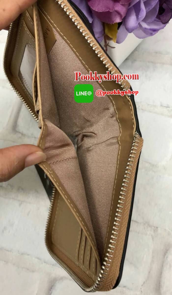 New arrival !!! LYN SHORT WALLET BAG รุ่นใหม่ล่าสุด!!! กระเป๋าสตางค์ใบสั้นขนาดกลาง วัสดุหนังลิ้นจี่ ลายหนังสวย นิ่มมือมากๆค่ะ ด้านหน้ามีช่องกระเป๋าหนึ่งช่อง เปิดปิดช่องหลักแบบซิปรอบ ด้านในมีข่องใส่รูปถ่าย ช่องใส่บัตรต่างๆได้ถึง 10 ช่องค่ะ มีช่องกว้างสำหรั